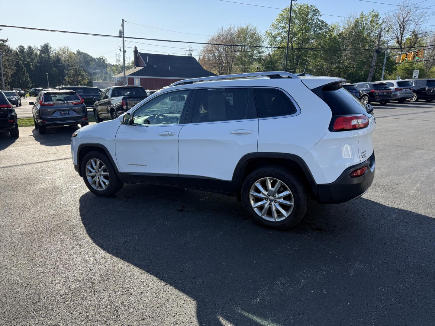 2016 White /Black Jeep Cherokee Limited 4WD (1C4PJMDB7GW) with an 2.4L I4 DOHC 16V engine, 9A transmission, located at 11115 Chardon Rd. , Chardon, OH, 44024, (440) 214-9705, 41.580246, -81.241943 - FRESH TRADE ALERT ---- This 2016 Jeep Cherokee Limited 4WD is a luxurious midsized SUV. Powered by a 2.4 I4 engine and a 9 speed automatic transmission it achieves an impressive 28 MPG highway. This Jeep is equipped with a luxurious leather interior, heated front seats, power drivers seat, and dual - Photo#10