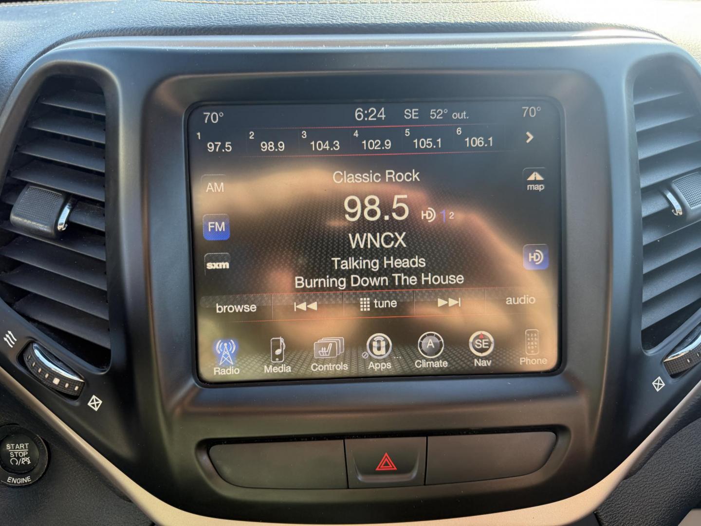 2016 White /Black Jeep Cherokee Limited 4WD (1C4PJMDB7GW) with an 2.4L I4 DOHC 16V engine, 9A transmission, located at 11115 Chardon Rd. , Chardon, OH, 44024, (440) 214-9705, 41.580246, -81.241943 - FRESH TRADE ALERT ---- This 2016 Jeep Cherokee Limited 4WD is a luxurious midsized SUV. Powered by a 2.4 I4 engine and a 9 speed automatic transmission it achieves an impressive 28 MPG highway. This Jeep is equipped with a luxurious leather interior, heated front seats, power drivers seat, and dual - Photo#22
