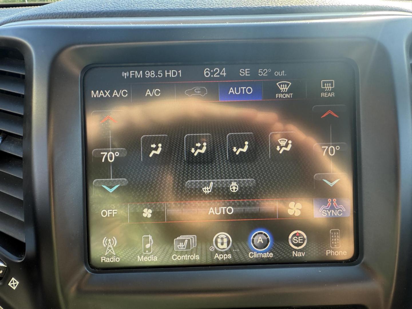 2016 White /Black Jeep Cherokee Limited 4WD (1C4PJMDB7GW) with an 2.4L I4 DOHC 16V engine, 9A transmission, located at 11115 Chardon Rd. , Chardon, OH, 44024, (440) 214-9705, 41.580246, -81.241943 - FRESH TRADE ALERT ---- This 2016 Jeep Cherokee Limited 4WD is a luxurious midsized SUV. Powered by a 2.4 I4 engine and a 9 speed automatic transmission it achieves an impressive 28 MPG highway. This Jeep is equipped with a luxurious leather interior, heated front seats, power drivers seat, and dual - Photo#24