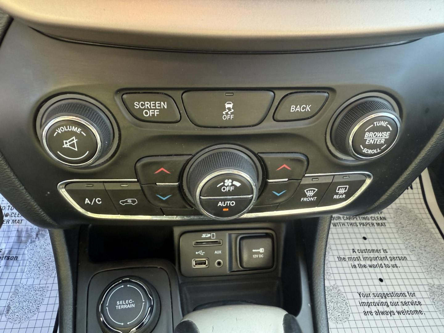 2016 White /Black Jeep Cherokee Limited 4WD (1C4PJMDB7GW) with an 2.4L I4 DOHC 16V engine, 9A transmission, located at 11115 Chardon Rd. , Chardon, OH, 44024, (440) 214-9705, 41.580246, -81.241943 - FRESH TRADE ALERT ---- This 2016 Jeep Cherokee Limited 4WD is a luxurious midsized SUV. Powered by a 2.4 I4 engine and a 9 speed automatic transmission it achieves an impressive 28 MPG highway. This Jeep is equipped with a luxurious leather interior, heated front seats, power drivers seat, and dual - Photo#31