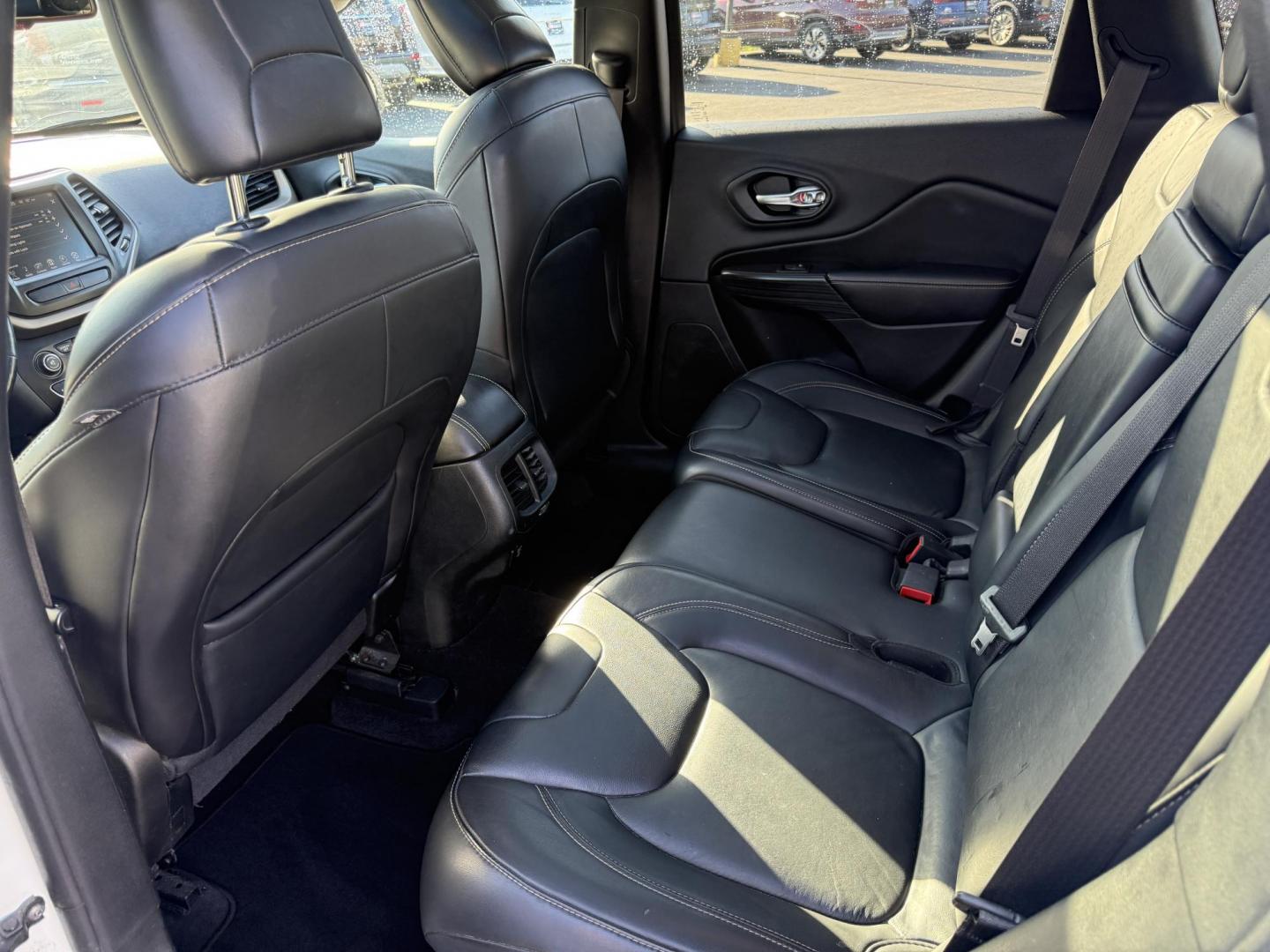 2016 White /Black Jeep Cherokee Limited 4WD (1C4PJMDB7GW) with an 2.4L I4 DOHC 16V engine, 9A transmission, located at 11115 Chardon Rd. , Chardon, OH, 44024, (440) 214-9705, 41.580246, -81.241943 - FRESH TRADE ALERT ---- This 2016 Jeep Cherokee Limited 4WD is a luxurious midsized SUV. Powered by a 2.4 I4 engine and a 9 speed automatic transmission it achieves an impressive 28 MPG highway. This Jeep is equipped with a luxurious leather interior, heated front seats, power drivers seat, and dual - Photo#33