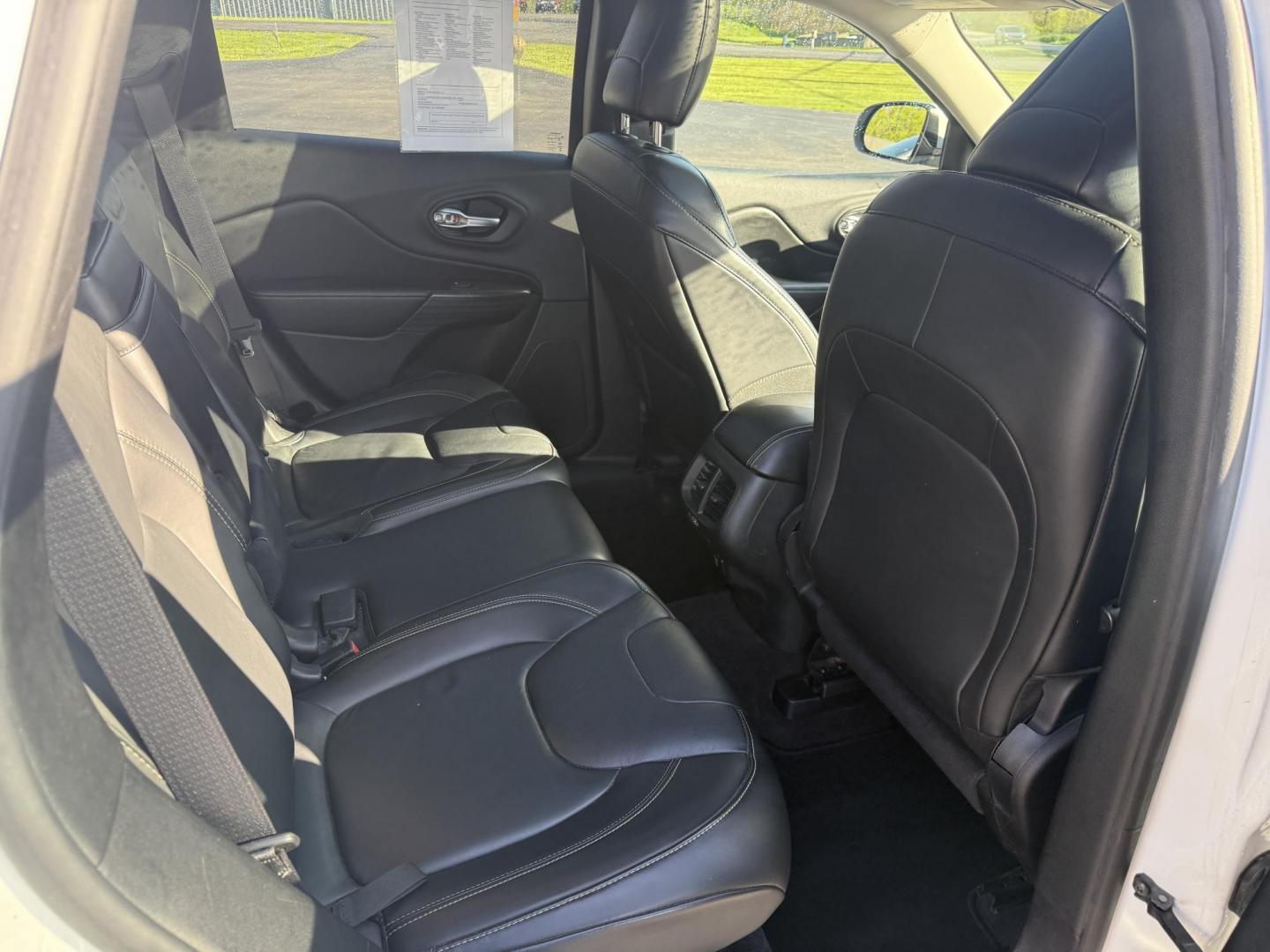 2016 White /Black Jeep Cherokee Limited 4WD (1C4PJMDB7GW) with an 2.4L I4 DOHC 16V engine, 9A transmission, located at 11115 Chardon Rd. , Chardon, OH, 44024, (440) 214-9705, 41.580246, -81.241943 - FRESH TRADE ALERT ---- This 2016 Jeep Cherokee Limited 4WD is a luxurious midsized SUV. Powered by a 2.4 I4 engine and a 9 speed automatic transmission it achieves an impressive 28 MPG highway. This Jeep is equipped with a luxurious leather interior, heated front seats, power drivers seat, and dual - Photo#40