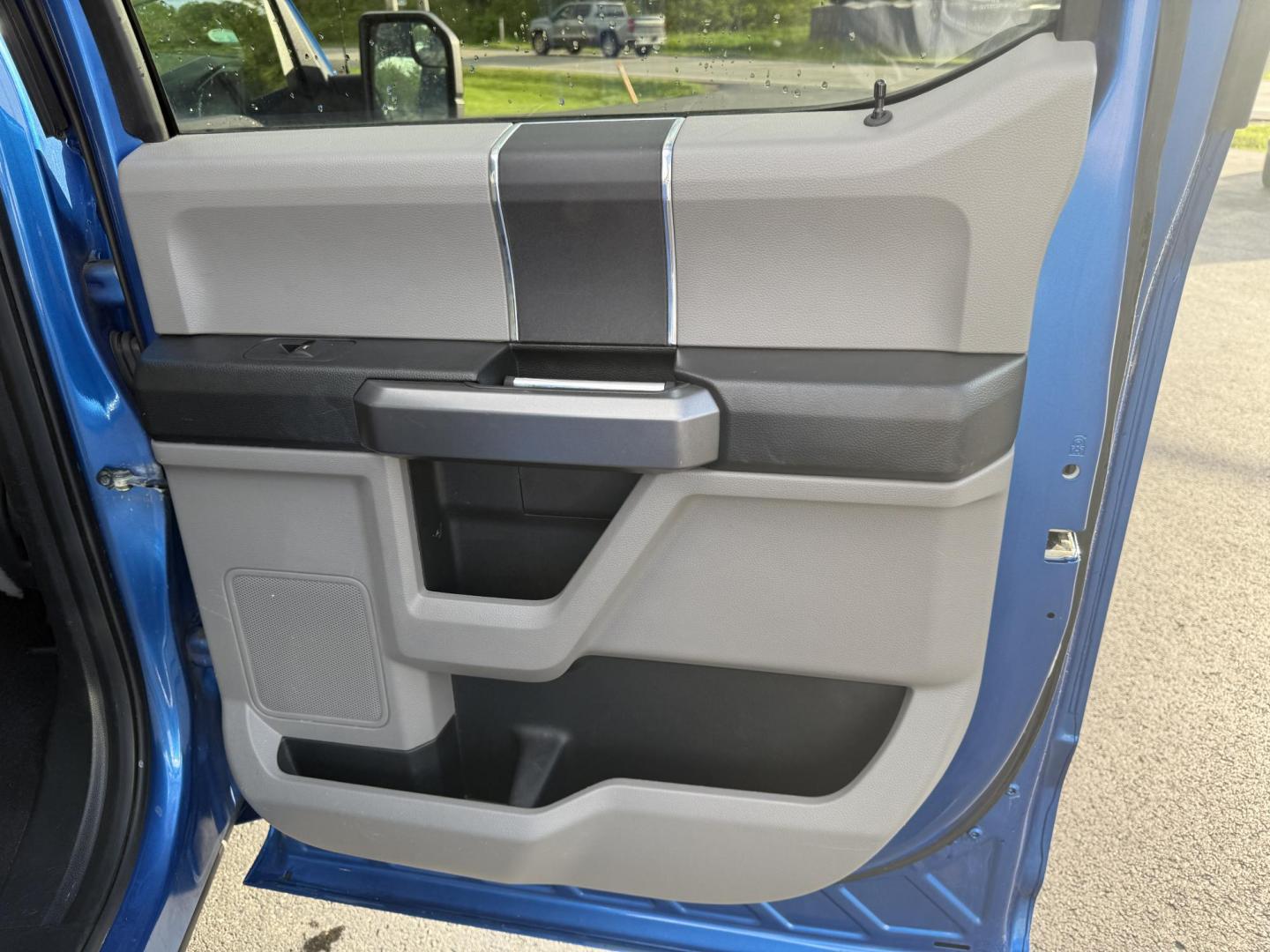 2015 Blue /Gray Ford F-150 XLT SuperCrew 5.5-ft. Bed 4WD (1FTEW1EF5FF) with an 5.0L V8 engine, 6-Speed Automatic transmission, located at 11115 Chardon Rd. , Chardon, OH, 44024, (440) 214-9705, 41.580246, -81.241943 - This 2015 Ford F-150 is a versatile and capably 1/2 ton truck. Powered by the 5.0 Coyote V8 Engine and a 6 Speed Automatic this truck sounds and looks great. With 3.31 Gearing you can tow just about anything you could ever need with a 9,000 pound towing capacity. This truck is equipped with daytime - Photo#24