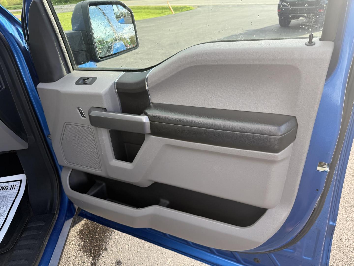 2015 Blue /Gray Ford F-150 XLT SuperCrew 5.5-ft. Bed 4WD (1FTEW1EF5FF) with an 5.0L V8 engine, 6-Speed Automatic transmission, located at 11115 Chardon Rd. , Chardon, OH, 44024, (440) 214-9705, 41.580246, -81.241943 - This 2015 Ford F-150 is a versatile and capably 1/2 ton truck. Powered by the 5.0 Coyote V8 Engine and a 6 Speed Automatic this truck sounds and looks great. With 3.31 Gearing you can tow just about anything you could ever need with a 9,000 pound towing capacity. This truck is equipped with daytime - Photo#28