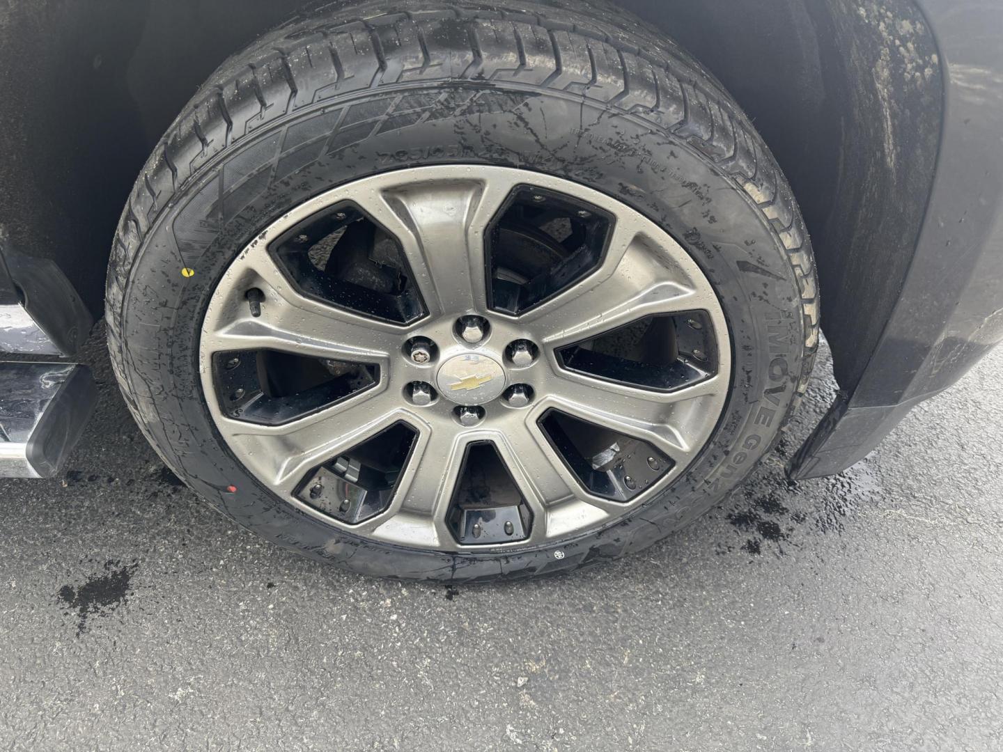 2018 Black /Brown Chevrolet Tahoe Premier 4WD (1GNSKCKC4JR) with an 5.3L V8 OHV 16V engine, 6A transmission, located at 547 E. Main St., Orwell, OH, 44076, (440) 437-5893, 41.535435, -80.847855 - This 2018 Chevrolet Tahoe Premier 4WD with a 5.3L EcoTec3 V8 engine offers robust power and impressive towing capacity of 8,200 pounds, making it ideal for hauling and family adventures. It features a luxurious leather interior with heated and cooled front seats, heated second-row captain’s chairs - Photo#9