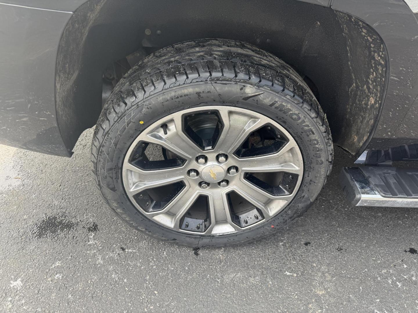 2018 Black /Brown Chevrolet Tahoe Premier 4WD (1GNSKCKC4JR) with an 5.3L V8 OHV 16V engine, 6A transmission, located at 547 E. Main St., Orwell, OH, 44076, (440) 437-5893, 41.535435, -80.847855 - This 2018 Chevrolet Tahoe Premier 4WD with a 5.3L EcoTec3 V8 engine offers robust power and impressive towing capacity of 8,200 pounds, making it ideal for hauling and family adventures. It features a luxurious leather interior with heated and cooled front seats, heated second-row captain’s chairs - Photo#10
