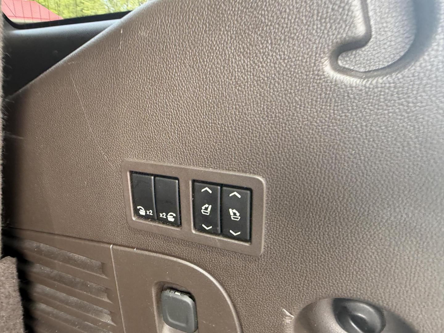 2018 Black /Brown Chevrolet Tahoe Premier 4WD (1GNSKCKC4JR) with an 5.3L V8 OHV 16V engine, 6A transmission, located at 547 E. Main St., Orwell, OH, 44076, (440) 437-5893, 41.535435, -80.847855 - This 2018 Chevrolet Tahoe Premier 4WD with a 5.3L EcoTec3 V8 engine offers robust power and impressive towing capacity of 8,200 pounds, making it ideal for hauling and family adventures. It features a luxurious leather interior with heated and cooled front seats, heated second-row captain’s chairs - Photo#33