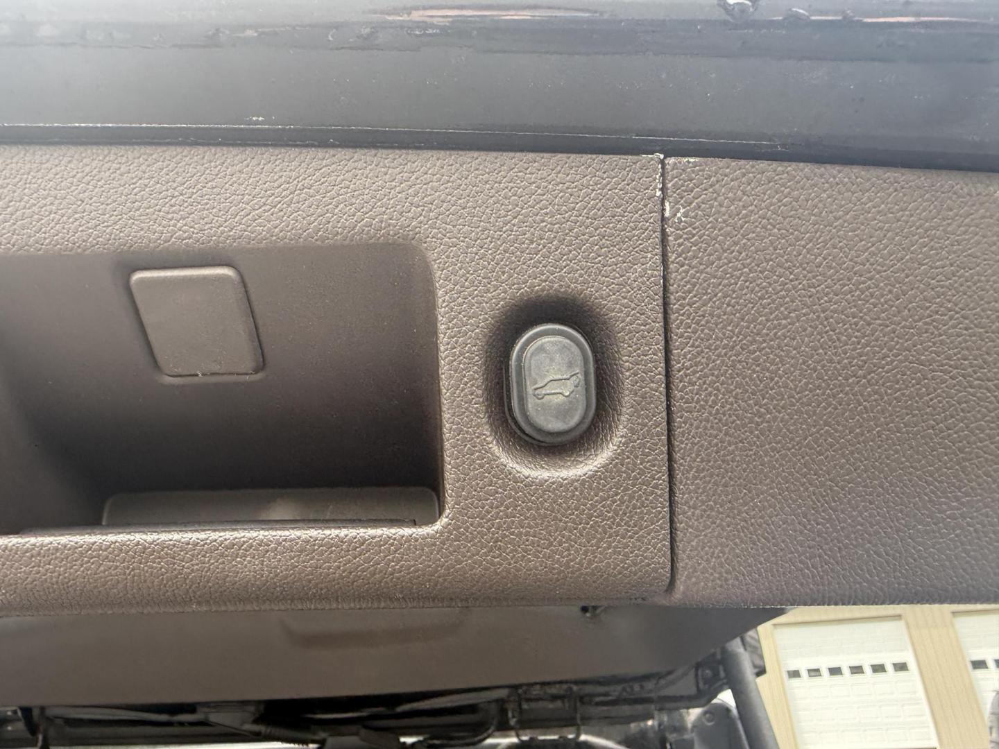 2018 Black /Brown Chevrolet Tahoe Premier 4WD (1GNSKCKC4JR) with an 5.3L V8 OHV 16V engine, 6A transmission, located at 547 E. Main St., Orwell, OH, 44076, (440) 437-5893, 41.535435, -80.847855 - This 2018 Chevrolet Tahoe Premier 4WD with a 5.3L EcoTec3 V8 engine offers robust power and impressive towing capacity of 8,200 pounds, making it ideal for hauling and family adventures. It features a luxurious leather interior with heated and cooled front seats, heated second-row captain’s chairs - Photo#34