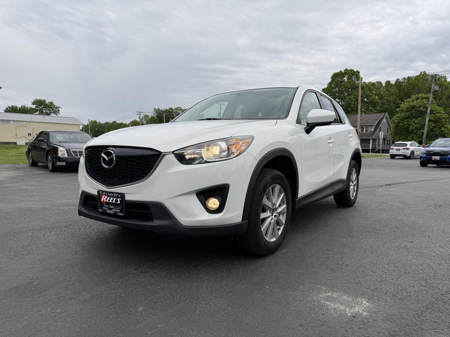 2014 White /Black Mazda CX-5 Touring AWD (JM3KE4CY7E0) with an 2.5L I4 DOHC 16V engine, 6-Speed Automatic transmission, located at 547 E. Main St., Orwell, OH, 44076, (440) 437-5893, 41.535435, -80.847855 - This 2014 Mazda CX-5 Touring features a 2.5L inline-4 engine paired with a 6-speed automatic transmission, offering a balanced blend of performance and efficiency with an estimated 29 MPG on the highway. It comes well-equipped for its class, including a 6.5-inch touchscreen, backup camera, blind spo - Photo#0