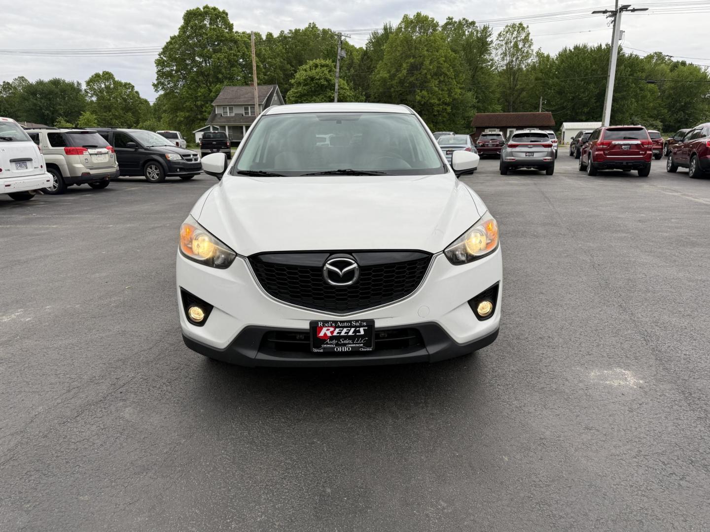 2014 White /Black Mazda CX-5 Touring AWD (JM3KE4CY7E0) with an 2.5L I4 DOHC 16V engine, 6-Speed Automatic transmission, located at 547 E. Main St., Orwell, OH, 44076, (440) 437-5893, 41.535435, -80.847855 - This 2014 Mazda CX-5 Touring features a 2.5L inline-4 engine paired with a 6-speed automatic transmission, offering a balanced blend of performance and efficiency with an estimated 29 MPG on the highway. It comes well-equipped for its class, including a 6.5-inch touchscreen, backup camera, blind spo - Photo#1