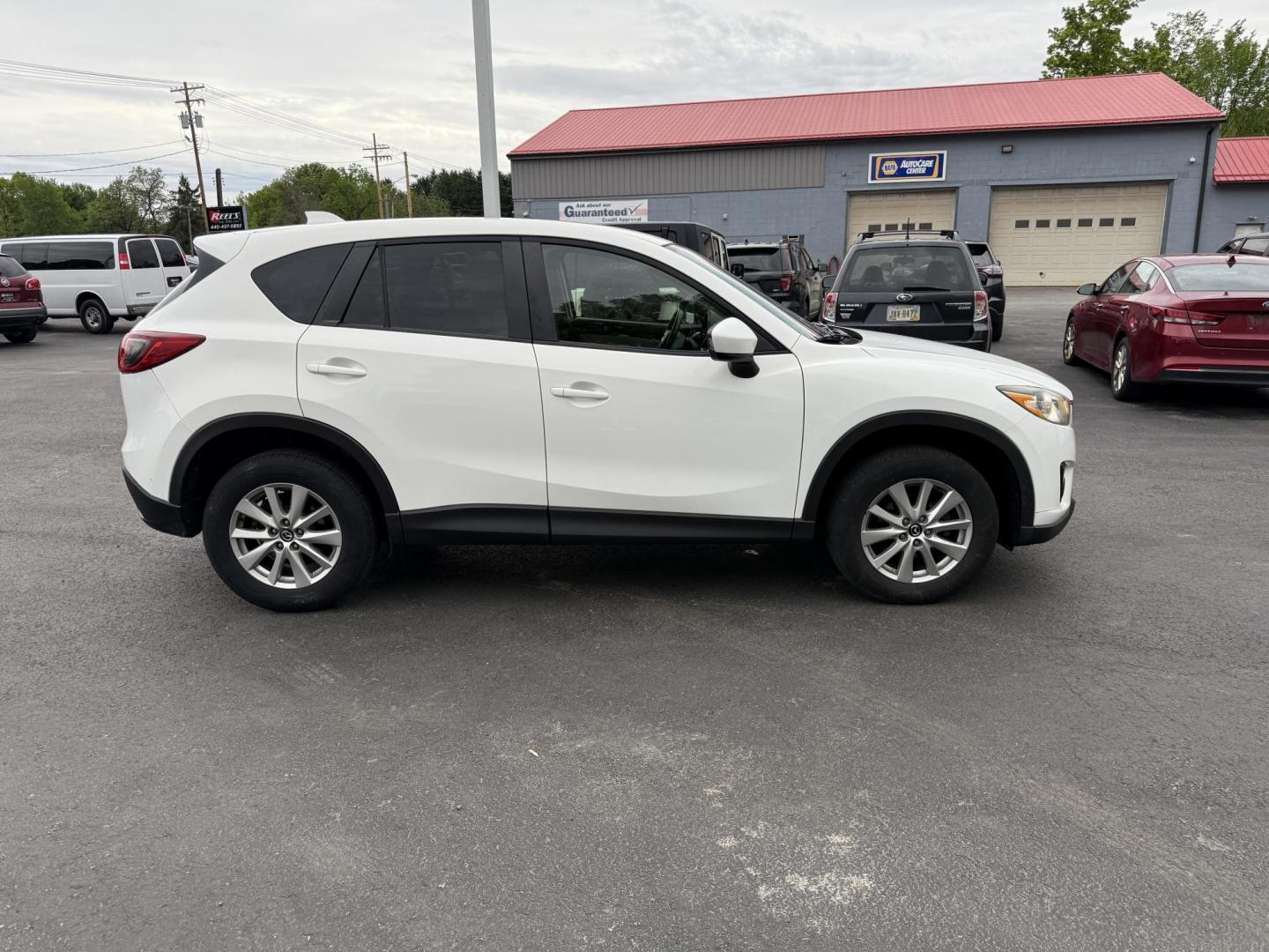 2014 White /Black Mazda CX-5 Touring AWD (JM3KE4CY7E0) with an 2.5L I4 DOHC 16V engine, 6-Speed Automatic transmission, located at 547 E. Main St., Orwell, OH, 44076, (440) 437-5893, 41.535435, -80.847855 - This 2014 Mazda CX-5 Touring features a 2.5L inline-4 engine paired with a 6-speed automatic transmission, offering a balanced blend of performance and efficiency with an estimated 29 MPG on the highway. It comes well-equipped for its class, including a 6.5-inch touchscreen, backup camera, blind spo - Photo#5