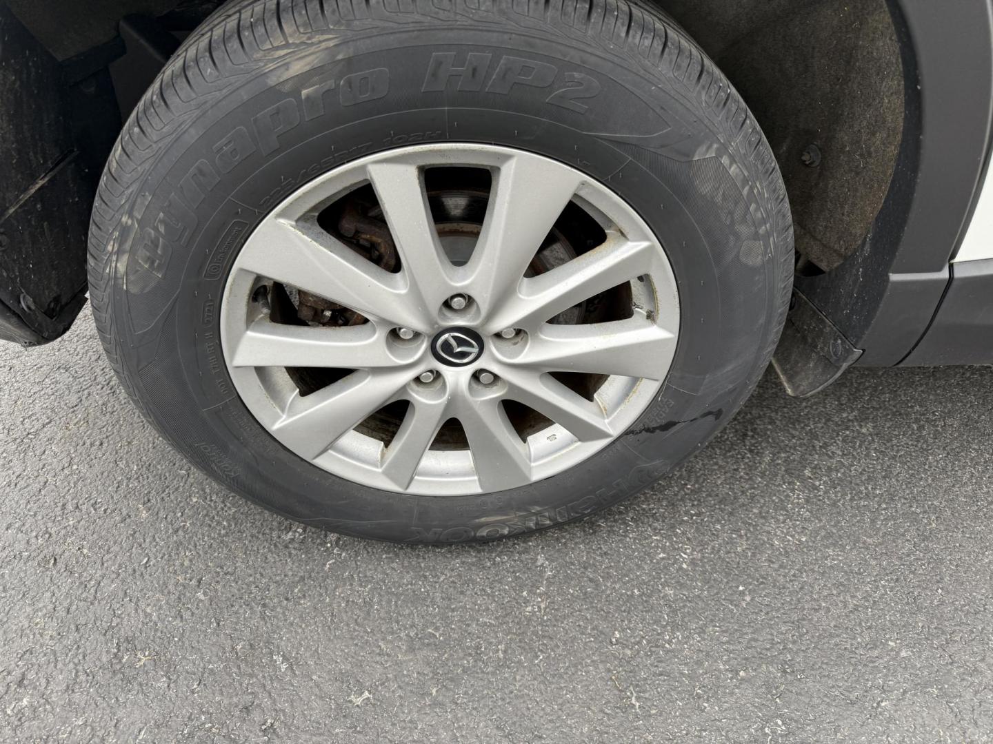 2014 White /Black Mazda CX-5 Touring AWD (JM3KE4CY7E0) with an 2.5L I4 DOHC 16V engine, 6-Speed Automatic transmission, located at 547 E. Main St., Orwell, OH, 44076, (440) 437-5893, 41.535435, -80.847855 - This 2014 Mazda CX-5 Touring features a 2.5L inline-4 engine paired with a 6-speed automatic transmission, offering a balanced blend of performance and efficiency with an estimated 29 MPG on the highway. It comes well-equipped for its class, including a 6.5-inch touchscreen, backup camera, blind spo - Photo#6