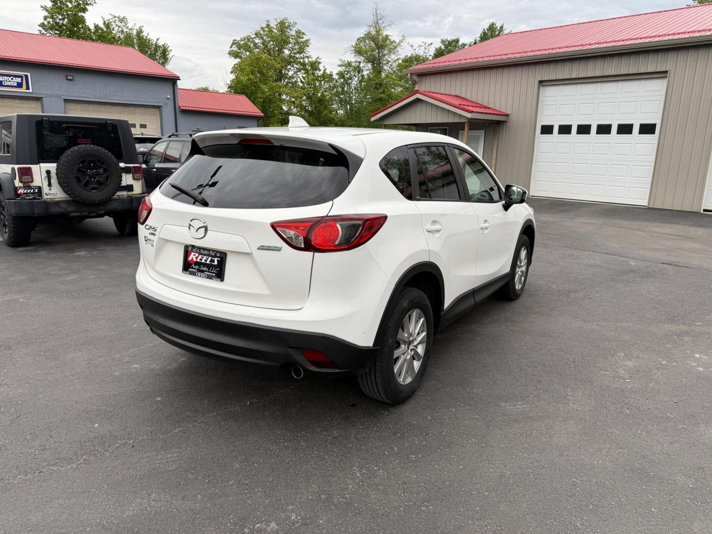 2014 White /Black Mazda CX-5 Touring AWD (JM3KE4CY7E0) with an 2.5L I4 DOHC 16V engine, 6-Speed Automatic transmission, located at 547 E. Main St., Orwell, OH, 44076, (440) 437-5893, 41.535435, -80.847855 - This 2014 Mazda CX-5 Touring features a 2.5L inline-4 engine paired with a 6-speed automatic transmission, offering a balanced blend of performance and efficiency with an estimated 29 MPG on the highway. It comes well-equipped for its class, including a 6.5-inch touchscreen, backup camera, blind spo - Photo#7