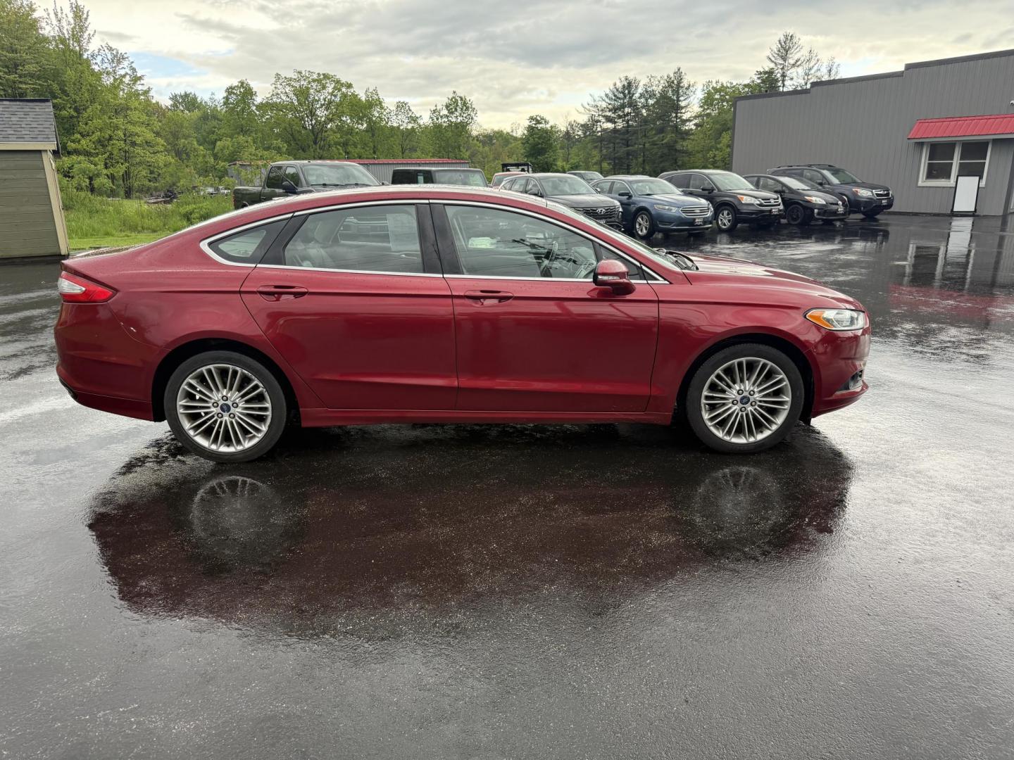 2016 Red /Black Ford Fusion SE AWD (3FA6P0T9XGR) with an 2.0L I4 DOHC 16V Turbo engine, 6A transmission, located at 11115 Chardon Rd. , Chardon, OH, 44024, (440) 214-9705, 41.580246, -81.241943 - This One Owner 2016 Ford Fusion SE AWD features a 2.0L turbocharged I4 engine paired with a 6-speed automatic transmission, offering a quick and fuel-efficient drive with up to 31 MPG highway. It boasts leather interior, heated power driver's seat, dual-zone automatic climate control, power moonroof - Photo#5