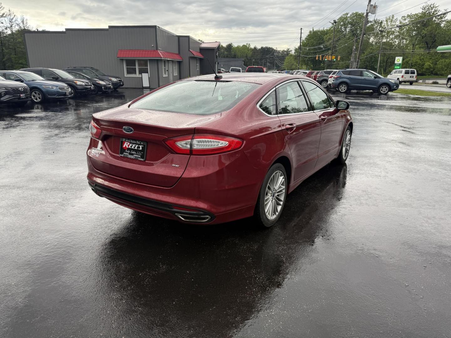 2016 Red /Black Ford Fusion SE AWD (3FA6P0T9XGR) with an 2.0L I4 DOHC 16V Turbo engine, 6A transmission, located at 11115 Chardon Rd. , Chardon, OH, 44024, (440) 214-9705, 41.580246, -81.241943 - This One Owner 2016 Ford Fusion SE AWD features a 2.0L turbocharged I4 engine paired with a 6-speed automatic transmission, offering a quick and fuel-efficient drive with up to 31 MPG highway. It boasts leather interior, heated power driver's seat, dual-zone automatic climate control, power moonroof - Photo#7