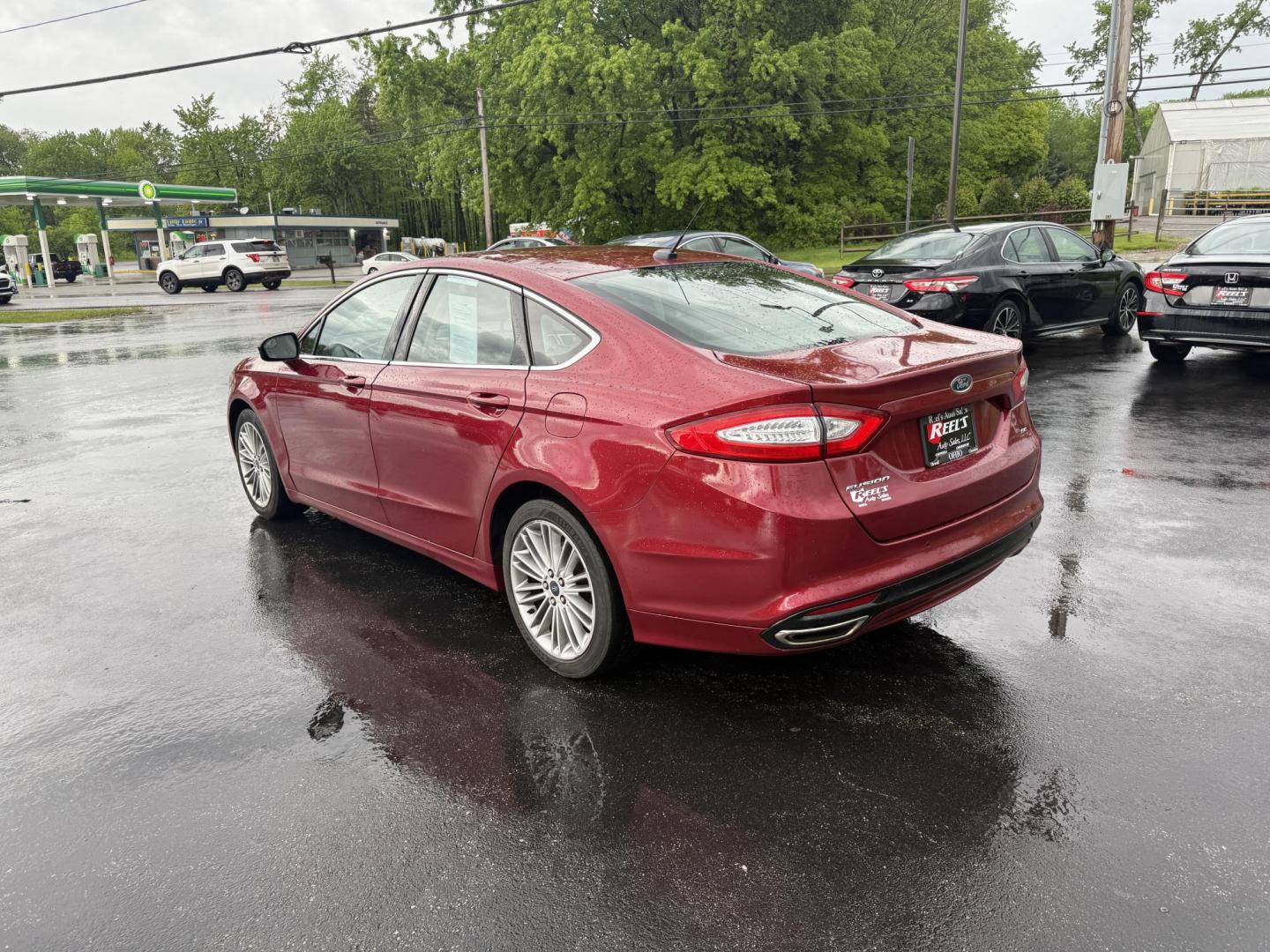 2016 Red /Black Ford Fusion SE AWD (3FA6P0T9XGR) with an 2.0L I4 DOHC 16V Turbo engine, 6A transmission, located at 11115 Chardon Rd. , Chardon, OH, 44024, (440) 214-9705, 41.580246, -81.241943 - This One Owner 2016 Ford Fusion SE AWD features a 2.0L turbocharged I4 engine paired with a 6-speed automatic transmission, offering a quick and fuel-efficient drive with up to 31 MPG highway. It boasts leather interior, heated power driver's seat, dual-zone automatic climate control, power moonroof - Photo#9