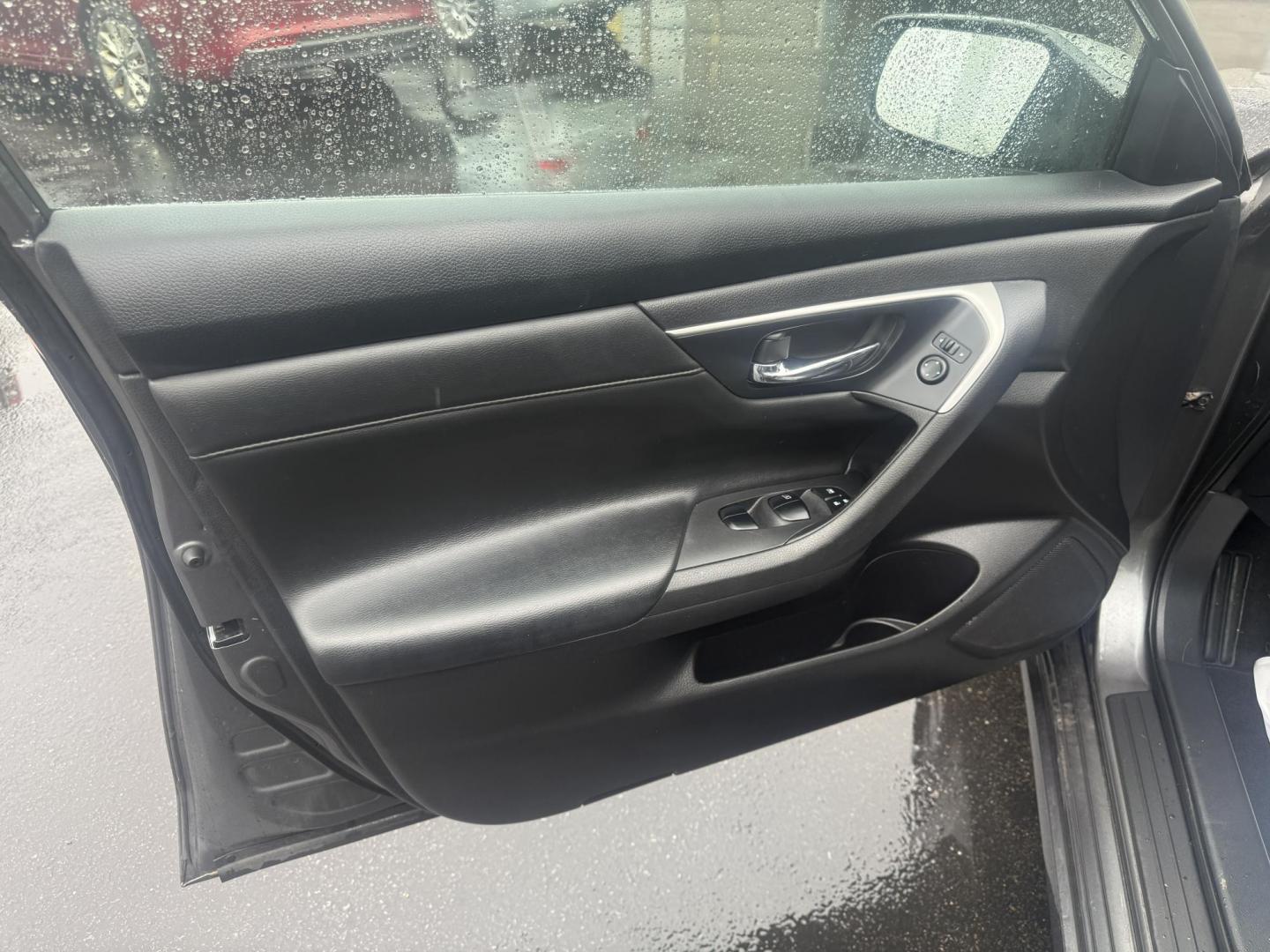 2015 Gray /Black Nissan Altima 2.5 S (1N4AL3AP9FN) with an 2.5L I4 DOHC 16V engine, Automatic transmission, located at 547 E. Main St., Orwell, OH, 44076, (440) 437-5893, 41.535435, -80.847855 - Photo#9