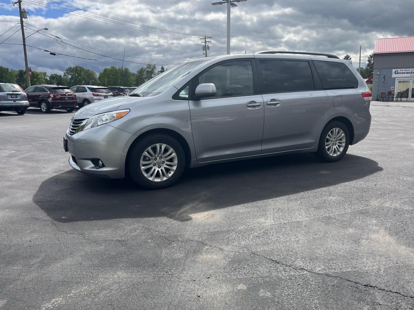 2012 Silver /Gray Toyota Sienna XLE FWD 8-Passsenger V6 (5TDYK3DCXCS) with an 3.5L V6 EFI DOHC 24V engine, 5-Speed Automatic transmission, located at 547 E. Main St., Orwell, OH, 44076, (440) 437-5893, 41.535435, -80.847855 - This One Owner 2012 Toyota Sienna is a reliable and luxurious family hauler. Powered by Toyota's incredible 3.5 V6 engine and 6 speed automatic transmission you'll never be longing for power while passing while achieving a respectable 25 MPG highway. On the inside you will find a leather interior, t - Photo#11