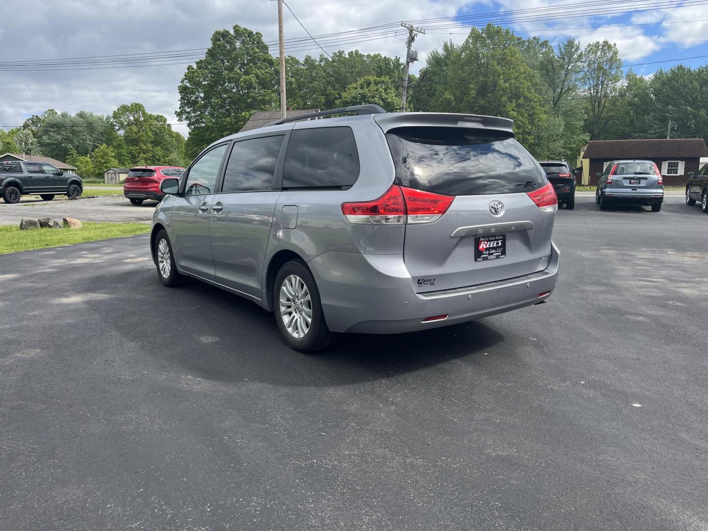 2012 Silver /Gray Toyota Sienna XLE FWD 8-Passsenger V6 (5TDYK3DCXCS) with an 3.5L V6 EFI DOHC 24V engine, 5-Speed Automatic transmission, located at 547 E. Main St., Orwell, OH, 44076, (440) 437-5893, 41.535435, -80.847855 - This One Owner 2012 Toyota Sienna is a reliable and luxurious family hauler. Powered by Toyota's incredible 3.5 V6 engine and 6 speed automatic transmission you'll never be longing for power while passing while achieving a respectable 25 MPG highway. On the inside you will find a leather interior, t - Photo#8
