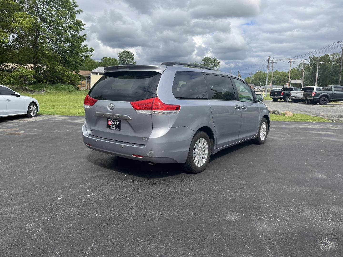 2012 Silver /Gray Toyota Sienna XLE FWD 8-Passsenger V6 (5TDYK3DCXCS) with an 3.5L V6 EFI DOHC 24V engine, 5-Speed Automatic transmission, located at 547 E. Main St., Orwell, OH, 44076, (440) 437-5893, 41.535435, -80.847855 - This One Owner 2012 Toyota Sienna is a reliable and luxurious family hauler. Powered by Toyota's incredible 3.5 V6 engine and 6 speed automatic transmission you'll never be longing for power while passing while achieving a respectable 25 MPG highway. On the inside you will find a leather interior, t - Photo#6
