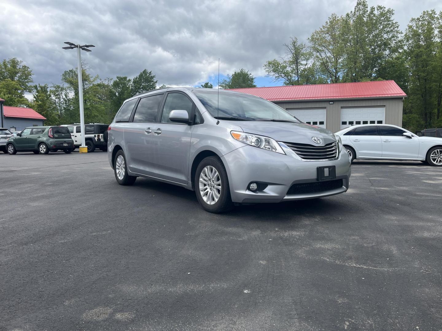 2012 Silver /Gray Toyota Sienna XLE FWD 8-Passsenger V6 (5TDYK3DCXCS) with an 3.5L V6 EFI DOHC 24V engine, 5-Speed Automatic transmission, located at 547 E. Main St., Orwell, OH, 44076, (440) 437-5893, 41.535435, -80.847855 - This One Owner 2012 Toyota Sienna is a reliable and luxurious family hauler. Powered by Toyota's incredible 3.5 V6 engine and 6 speed automatic transmission you'll never be longing for power while passing while achieving a respectable 25 MPG highway. On the inside you will find a leather interior, t - Photo#2