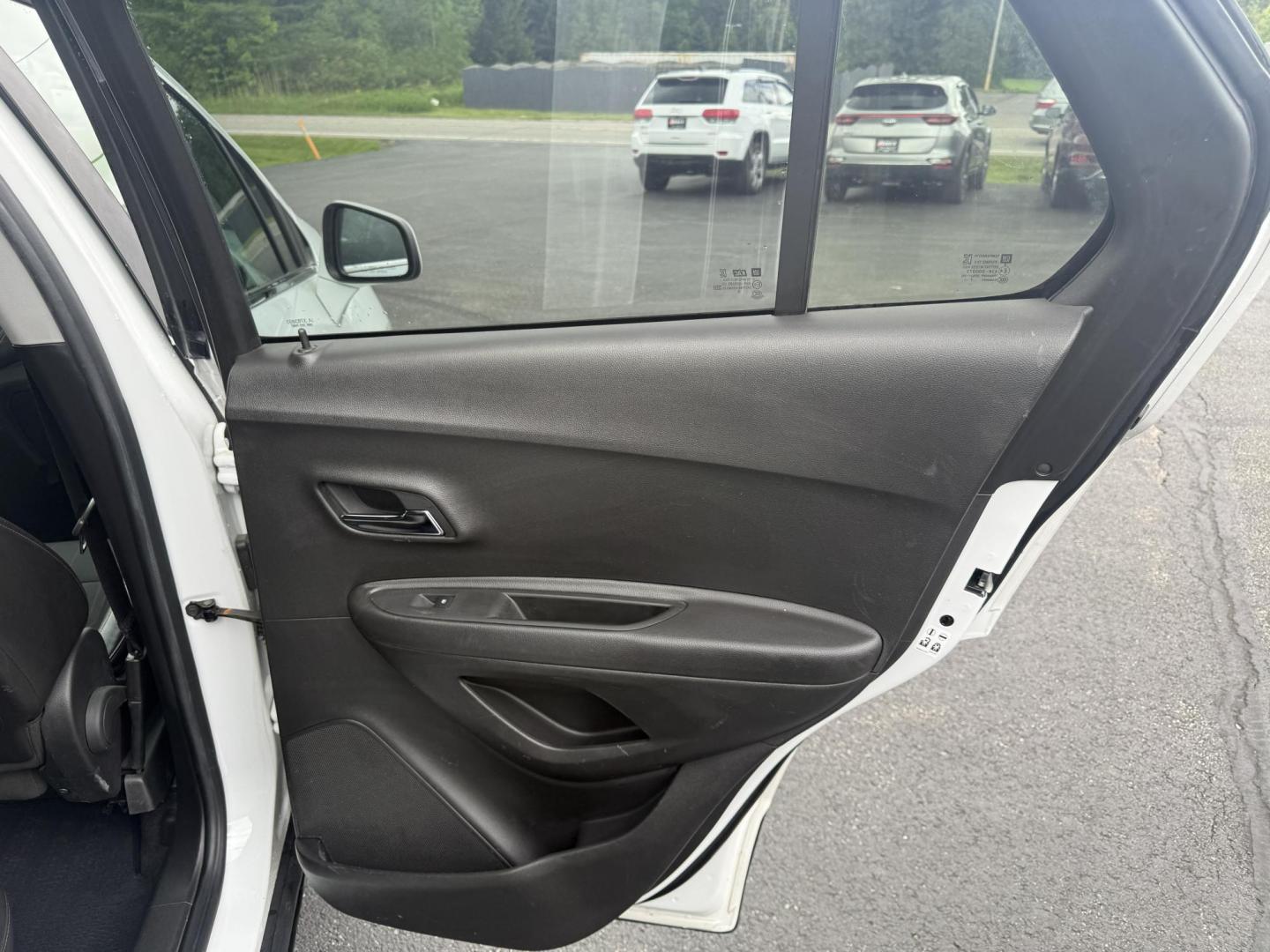 2018 White /Black Chevrolet Trax LT AWD (KL7CJPSBXJB) with an 1.4L I4 DOHC 16V Turbo engine, 6A transmission, located at 11115 Chardon Rd. , Chardon, OH, 44024, (440) 214-9705, 41.580246, -81.241943 - This One Owner 2018 Chevrolet Trax LT AWD is a great little fuel SUV. Powered by a 1.4 I4 Turbocharged ECOTEC engine and a 6 speed automatic transmission this little Trax achieves up to 30 MPG highway making it a great choice for any commuter. On the inside this Trax has a power drivers seat, push b - Photo#30