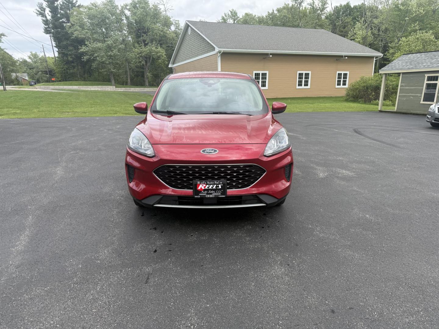 2020 Red /Black Ford Escape SE AWD (1FMCU9G68LU) with an 1.5L I3 DOHC 12V TURBO engine, 8-Speed Automatic transmission, located at 11115 Chardon Rd. , Chardon, OH, 44024, (440) 214-9705, 41.580246, -81.241943 - This 2020 Ford Escape SE is a modern and fuel efficient SUV. Equipped with a 1.5 I3 Turbocharged EcoBoost engine and a 8 speed automatic transmission this Escape achieves a very impressive 28 MPG combined and 31 MPG highway. On the inside it has a power drivers seat, heated front seats and, automati - Photo#1