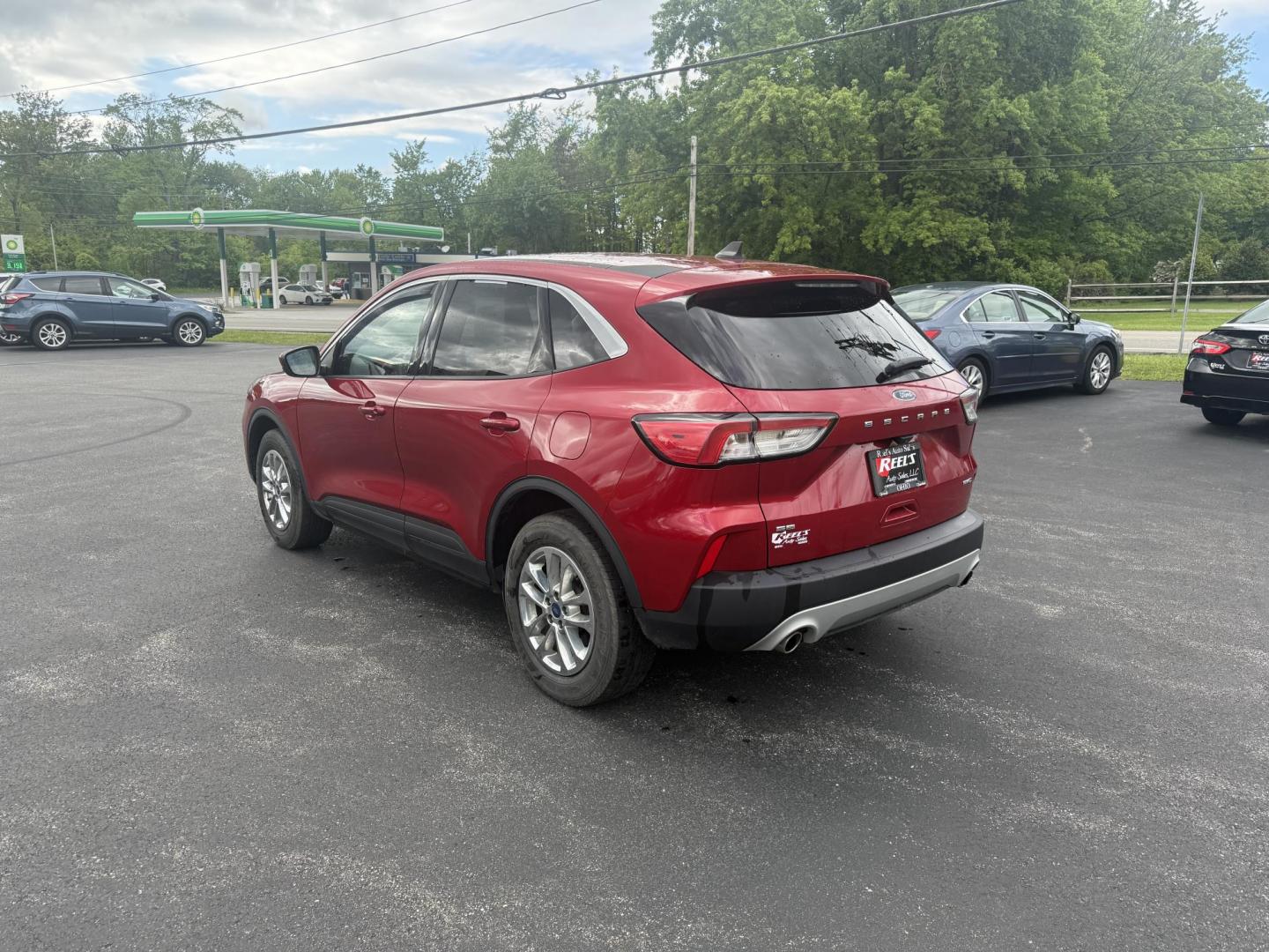 2020 Red /Black Ford Escape SE AWD (1FMCU9G68LU) with an 1.5L I3 DOHC 12V TURBO engine, 8-Speed Automatic transmission, located at 11115 Chardon Rd. , Chardon, OH, 44024, (440) 214-9705, 41.580246, -81.241943 - This 2020 Ford Escape SE is a modern and fuel efficient SUV. Equipped with a 1.5 I3 Turbocharged EcoBoost engine and a 8 speed automatic transmission this Escape achieves a very impressive 28 MPG combined and 31 MPG highway. On the inside it has a power drivers seat, heated front seats and, automati - Photo#9