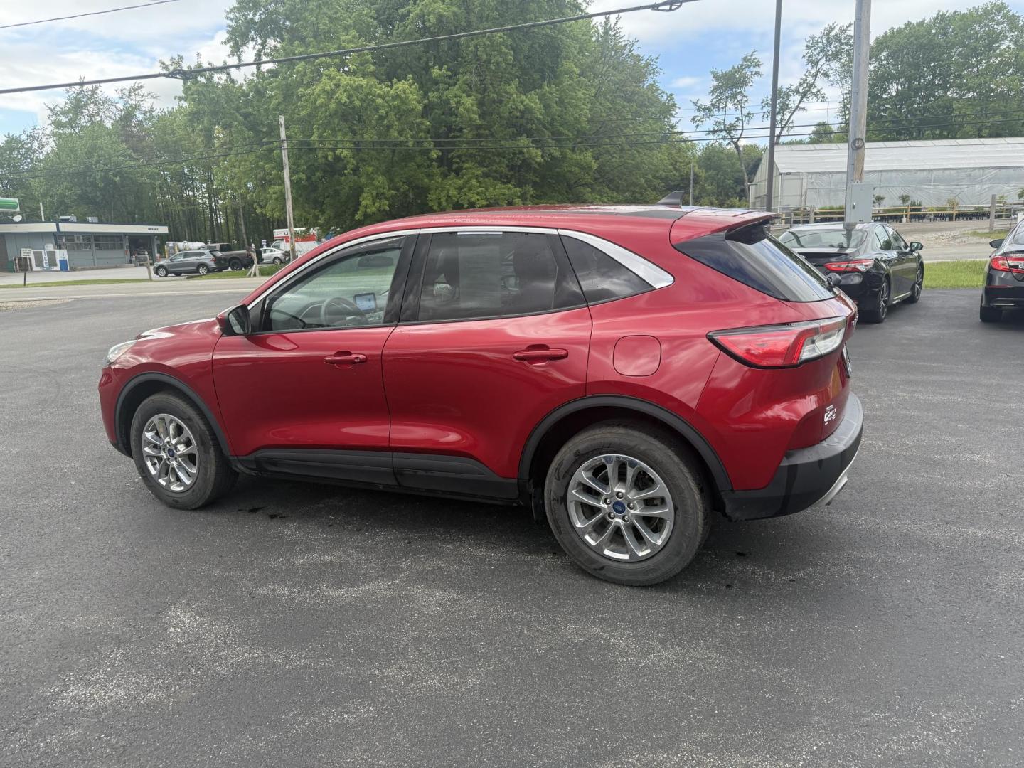 2020 Red /Black Ford Escape SE AWD (1FMCU9G68LU) with an 1.5L I3 DOHC 12V TURBO engine, 8-Speed Automatic transmission, located at 11115 Chardon Rd. , Chardon, OH, 44024, (440) 214-9705, 41.580246, -81.241943 - This 2020 Ford Escape SE is a modern and fuel efficient SUV. Equipped with a 1.5 I3 Turbocharged EcoBoost engine and a 8 speed automatic transmission this Escape achieves a very impressive 28 MPG combined and 31 MPG highway. On the inside it has a power drivers seat, heated front seats and, automati - Photo#10
