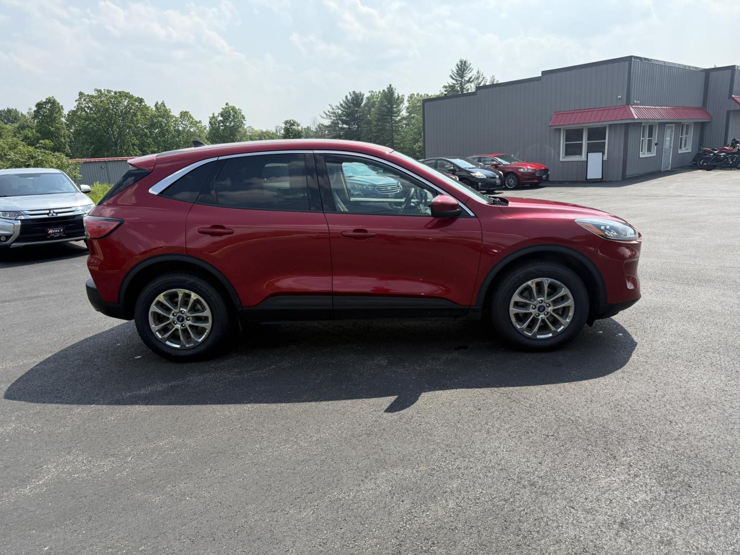 2020 Red /Black Ford Escape SE AWD (1FMCU9G68LU) with an 1.5L I3 DOHC 12V TURBO engine, 8-Speed Automatic transmission, located at 11115 Chardon Rd. , Chardon, OH, 44024, (440) 214-9705, 41.580246, -81.241943 - This 2020 Ford Escape SE is a modern and fuel efficient SUV. Equipped with a 1.5 I3 Turbocharged EcoBoost engine and a 8 speed automatic transmission this Escape achieves a very impressive 28 MPG combined and 31 MPG highway. On the inside it has a power drivers seat, heated front seats and, automati - Photo#5