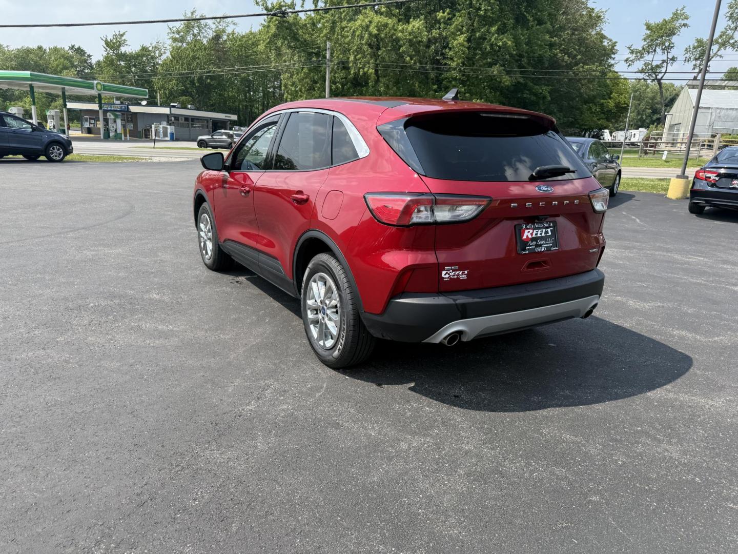 2020 Red /Black Ford Escape SE AWD (1FMCU9G68LU) with an 1.5L I3 DOHC 12V TURBO engine, 8-Speed Automatic transmission, located at 11115 Chardon Rd. , Chardon, OH, 44024, (440) 214-9705, 41.580246, -81.241943 - This 2020 Ford Escape SE is a modern and fuel efficient SUV. Equipped with a 1.5 I3 Turbocharged EcoBoost engine and a 8 speed automatic transmission this Escape achieves a very impressive 28 MPG combined and 31 MPG highway. On the inside it has a power drivers seat, heated front seats and, automati - Photo#9
