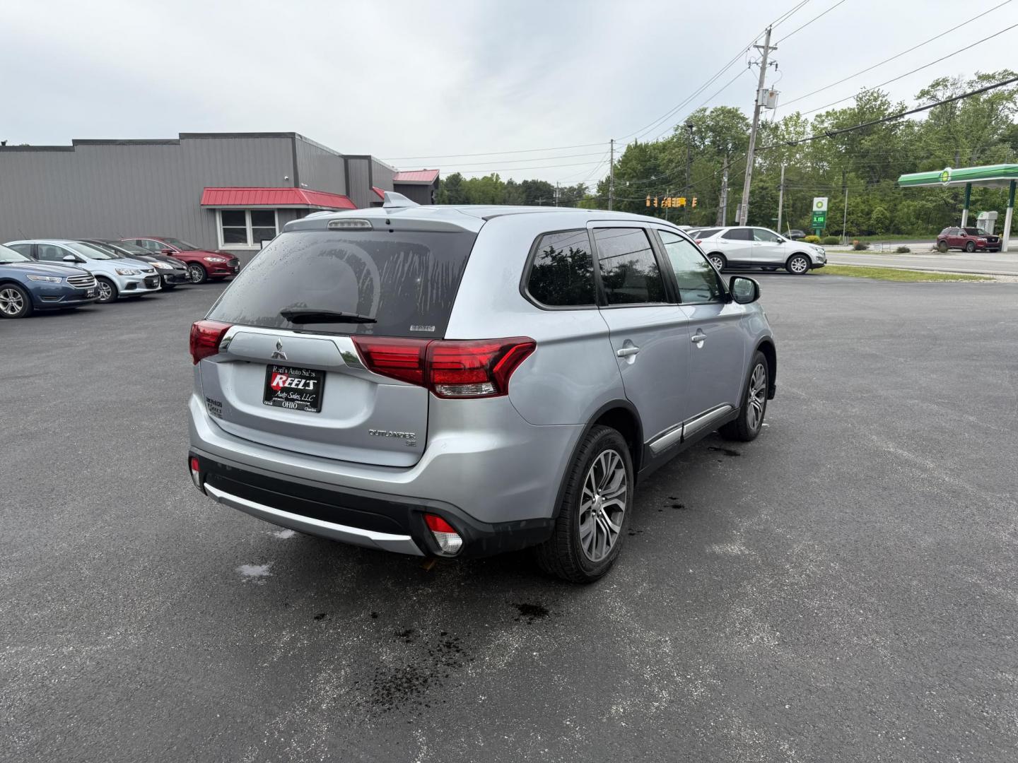 2017 Silver /Black Mitsubishi Outlander SE AWD (JA4AZ3A38HZ) with an 2.4L I4 DOHC 16V engine, Automatic transmission, located at 11115 Chardon Rd. , Chardon, OH, 44024, (440) 214-9705, 41.580246, -81.241943 - This 2017 Mitsubishi Outlander SE S-AWC is a fuel efficient all wheel drive SUV with a 3rd row. Powered by a 2.4 I4 Engine it is capable of achieving an impressive 29 MPG Highway. On the inside you get a 7.0" touch screen with Apple Carplay, Android Auto and, a backup camera. Other features include - Photo#7