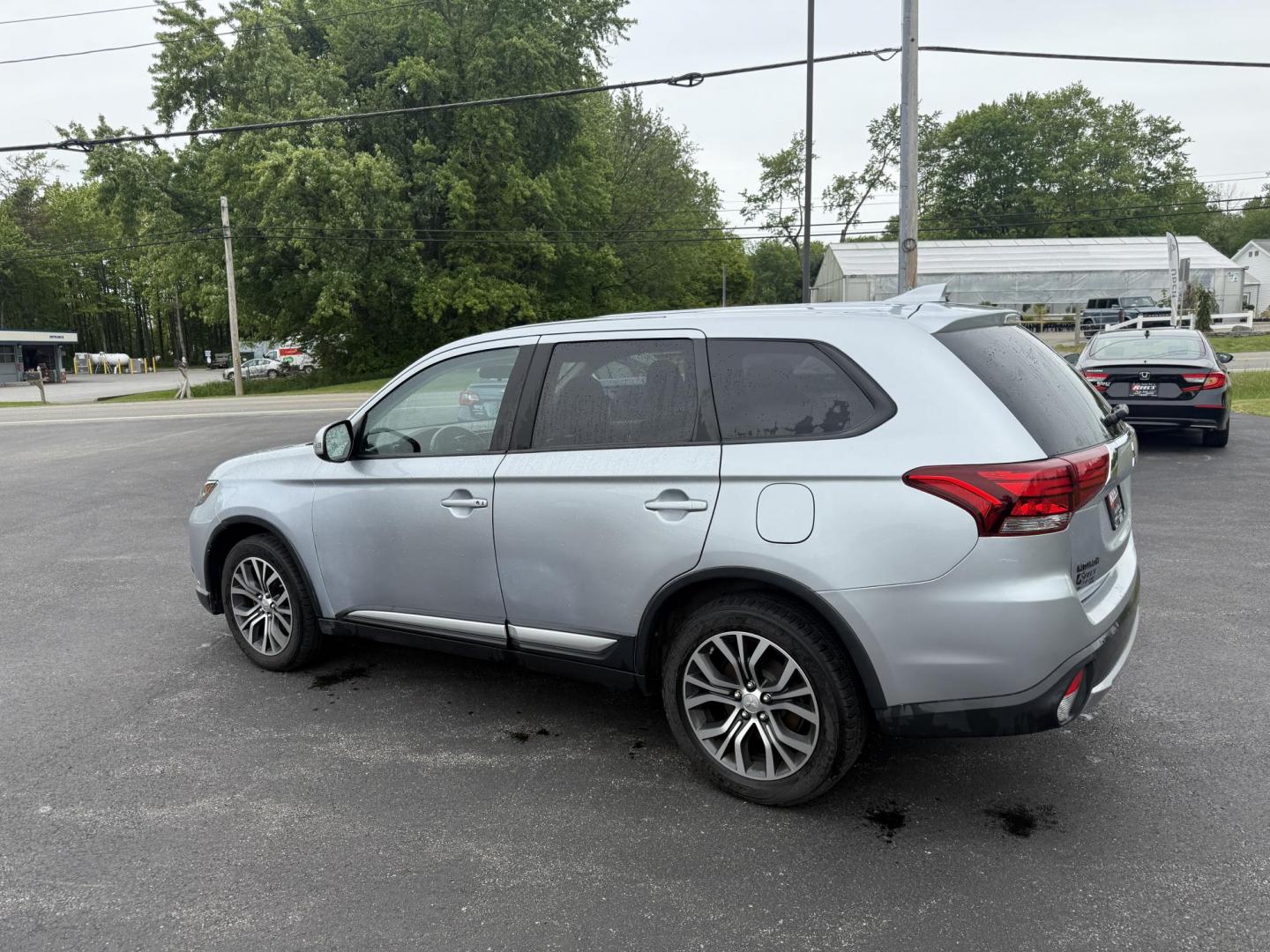 2017 Silver /Black Mitsubishi Outlander SE AWD (JA4AZ3A38HZ) with an 2.4L I4 DOHC 16V engine, Automatic transmission, located at 11115 Chardon Rd. , Chardon, OH, 44024, (440) 214-9705, 41.580246, -81.241943 - This 2017 Mitsubishi Outlander SE S-AWC is a fuel efficient all wheel drive SUV with a 3rd row. Powered by a 2.4 I4 Engine it is capable of achieving an impressive 29 MPG Highway. On the inside you get a 7.0" touch screen with Apple Carplay, Android Auto and, a backup camera. Other features include - Photo#10