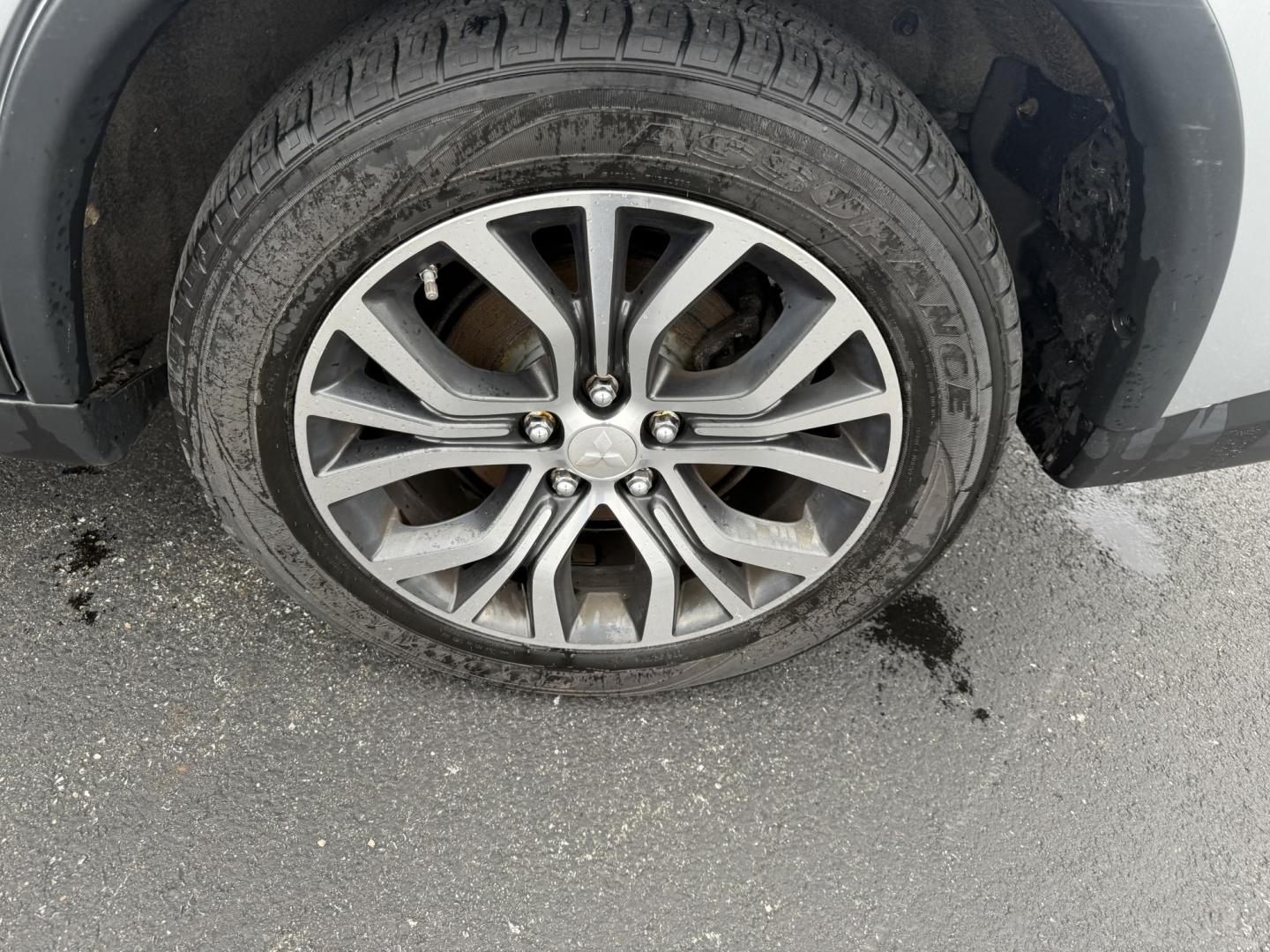 2017 Silver /Black Mitsubishi Outlander SE AWD (JA4AZ3A38HZ) with an 2.4L I4 DOHC 16V engine, Automatic transmission, located at 11115 Chardon Rd. , Chardon, OH, 44024, (440) 214-9705, 41.580246, -81.241943 - This 2017 Mitsubishi Outlander SE S-AWC is a fuel efficient all wheel drive SUV with a 3rd row. Powered by a 2.4 I4 Engine it is capable of achieving an impressive 29 MPG Highway. On the inside you get a 7.0" touch screen with Apple Carplay, Android Auto and, a backup camera. Other features include - Photo#11