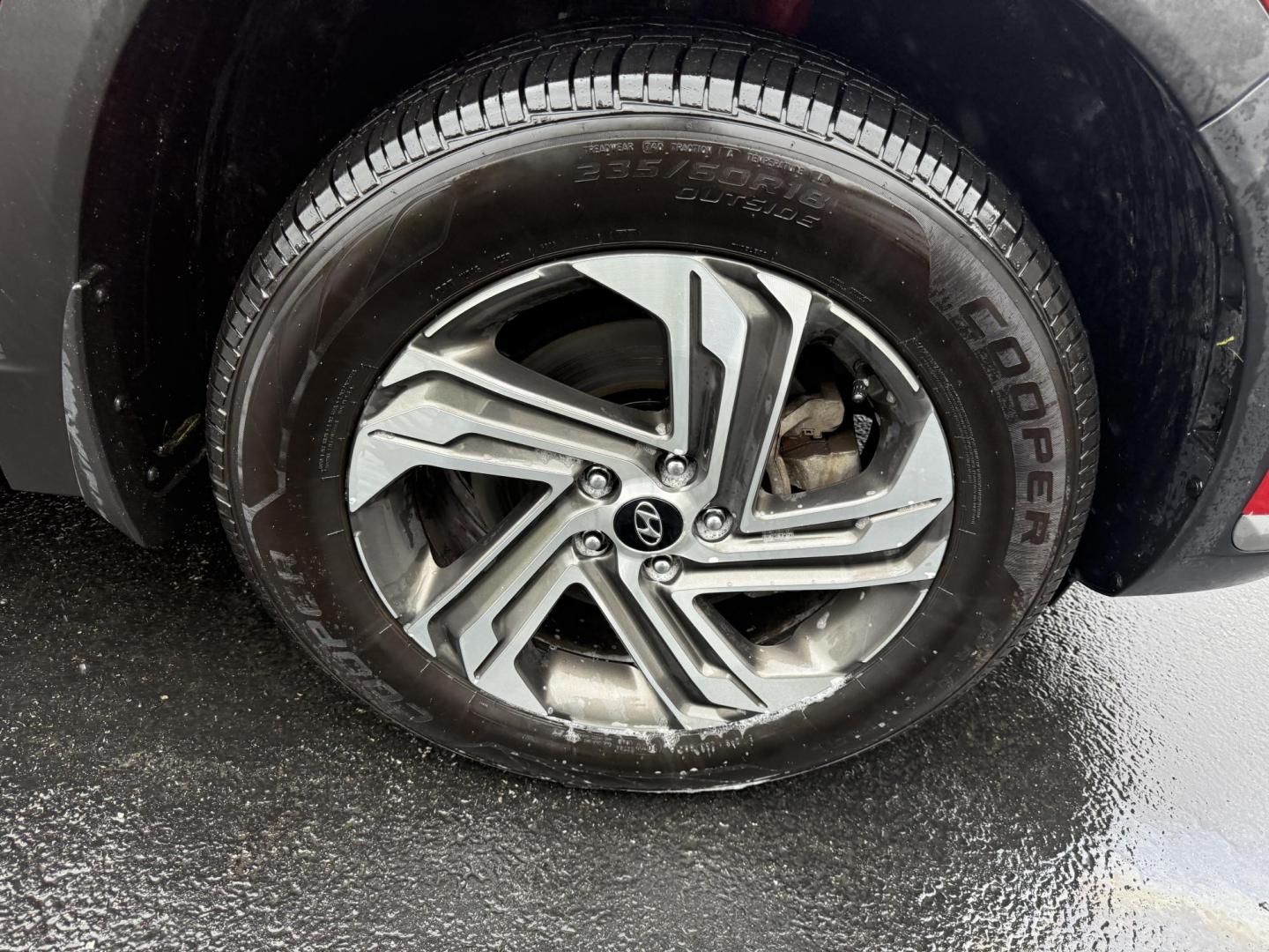 2022 Red /Black Hyundai Santa Fe SE AWD (5NMS1DAJ4NH) with an 2.5L I4 DOHC 16V engine, 8-Speed Automatic transmission, located at 547 E. Main St., Orwell, OH, 44076, (440) 437-5893, 41.535435, -80.847855 - Photo#4