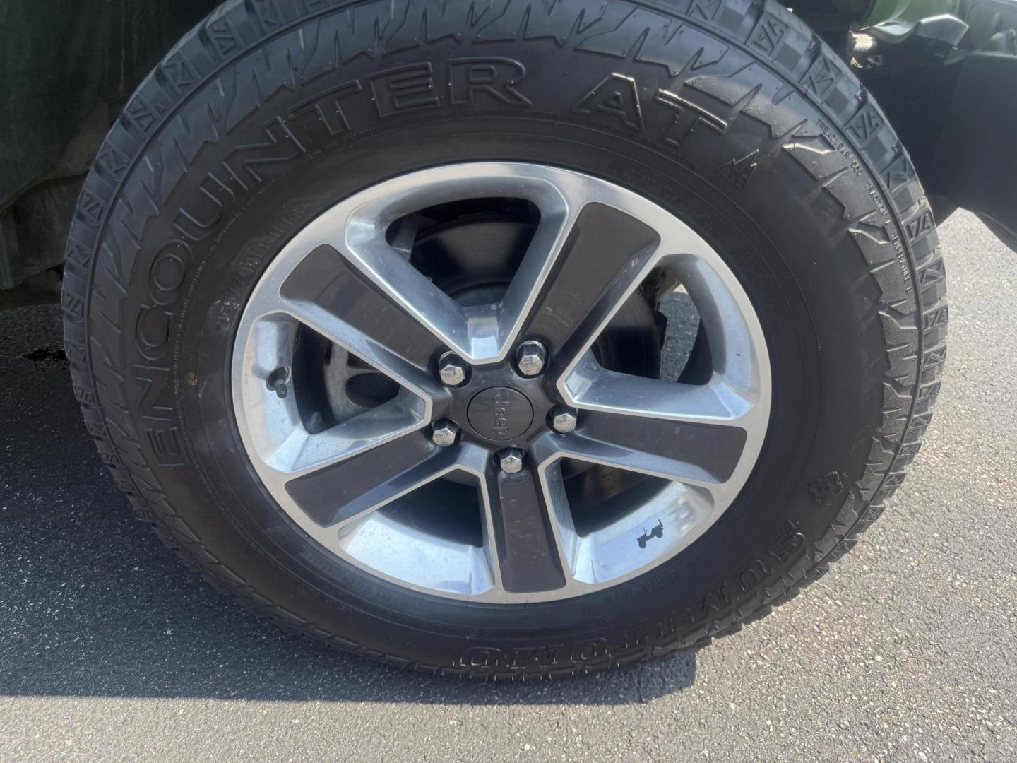 2019 Green /Black Jeep Wrangler Unlimited Sahara (1C4HJXEG1KW) with an 3.6L V6 DOHC 24V engine, 8-Speed Automatic transmission, located at 11115 Chardon Rd. , Chardon, OH, 44024, (440) 214-9705, 41.580246, -81.241943 - Photo#4