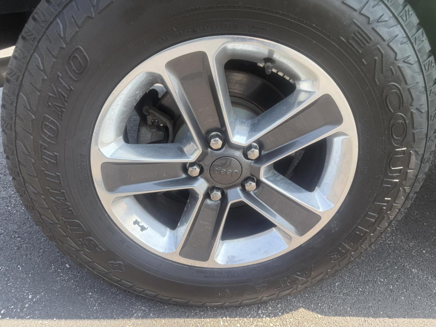2019 Green /Black Jeep Wrangler Unlimited Sahara (1C4HJXEG1KW) with an 3.6L V6 DOHC 24V engine, 8-Speed Automatic transmission, located at 11115 Chardon Rd. , Chardon, OH, 44024, (440) 214-9705, 41.580246, -81.241943 - Photo#5