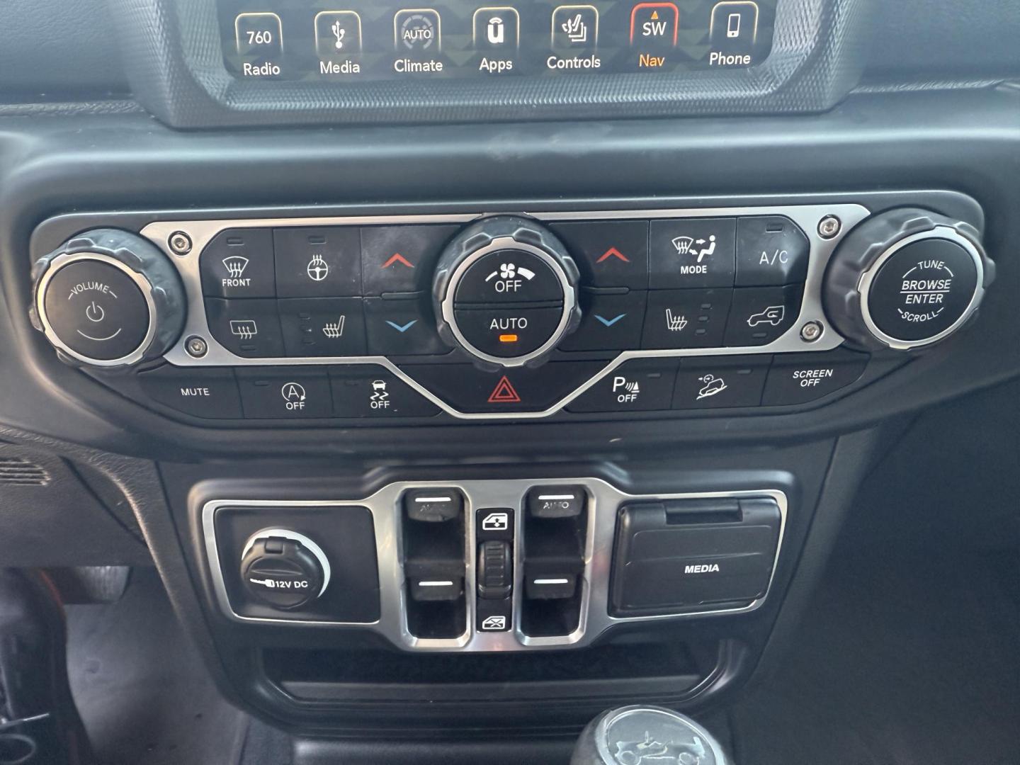 2019 Green /Black Jeep Wrangler Unlimited Sahara (1C4HJXEG1KW) with an 3.6L V6 DOHC 24V engine, 8-Speed Automatic transmission, located at 11115 Chardon Rd. , Chardon, OH, 44024, (440) 214-9705, 41.580246, -81.241943 - Photo#22
