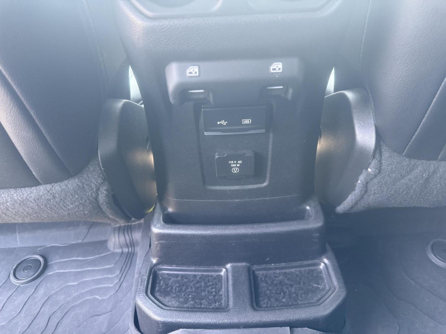 2019 Green /Black Jeep Wrangler Unlimited Sahara (1C4HJXEG1KW) with an 3.6L V6 DOHC 24V engine, 8-Speed Automatic transmission, located at 11115 Chardon Rd. , Chardon, OH, 44024, (440) 214-9705, 41.580246, -81.241943 - Photo#30