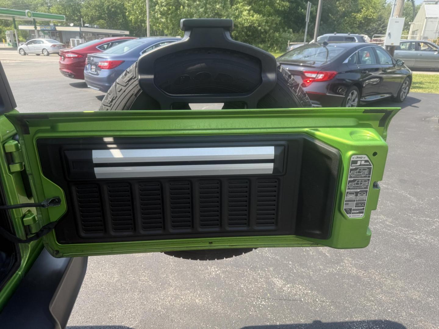 2019 Green /Black Jeep Wrangler Unlimited Sahara (1C4HJXEG1KW) with an 3.6L V6 DOHC 24V engine, 8-Speed Automatic transmission, located at 11115 Chardon Rd. , Chardon, OH, 44024, (440) 214-9705, 41.580246, -81.241943 - Photo#34