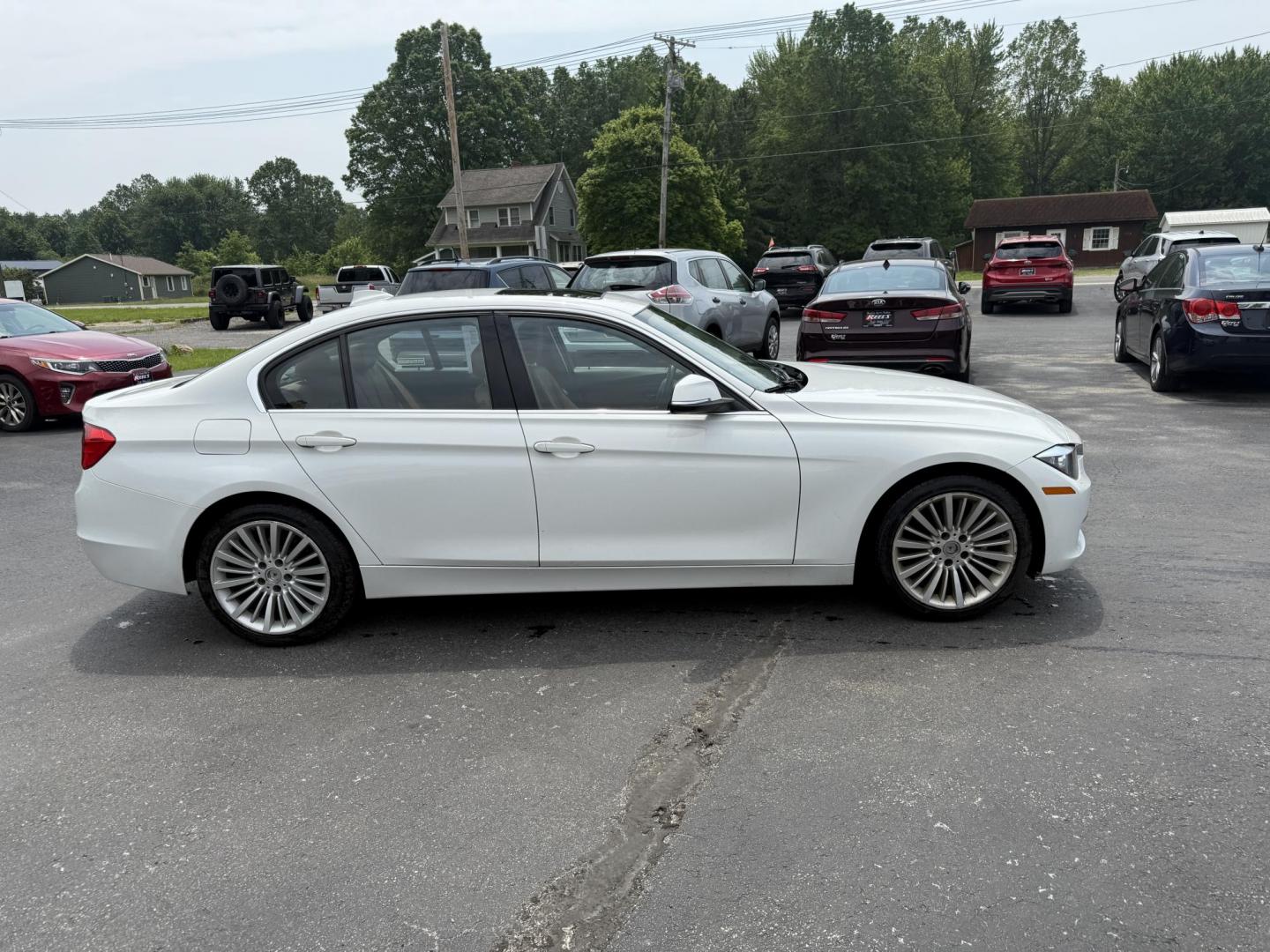 2013 White /Brown BMW 3-Series 328i xDrive Sedan (WBA3B3C58DF) with an 2.0L I4 DOHC 16V TURBO engine, 8-Speed Automatic transmission, located at 547 E. Main St., Orwell, OH, 44076, (440) 437-5893, 41.535435, -80.847855 - Photo#5