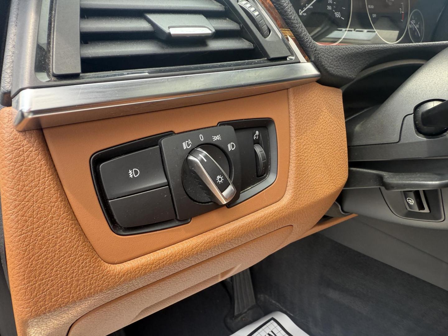 2013 White /Brown BMW 3-Series 328i xDrive Sedan (WBA3B3C58DF) with an 2.0L I4 DOHC 16V TURBO engine, 8-Speed Automatic transmission, located at 547 E. Main St., Orwell, OH, 44076, (440) 437-5893, 41.535435, -80.847855 - Photo#19