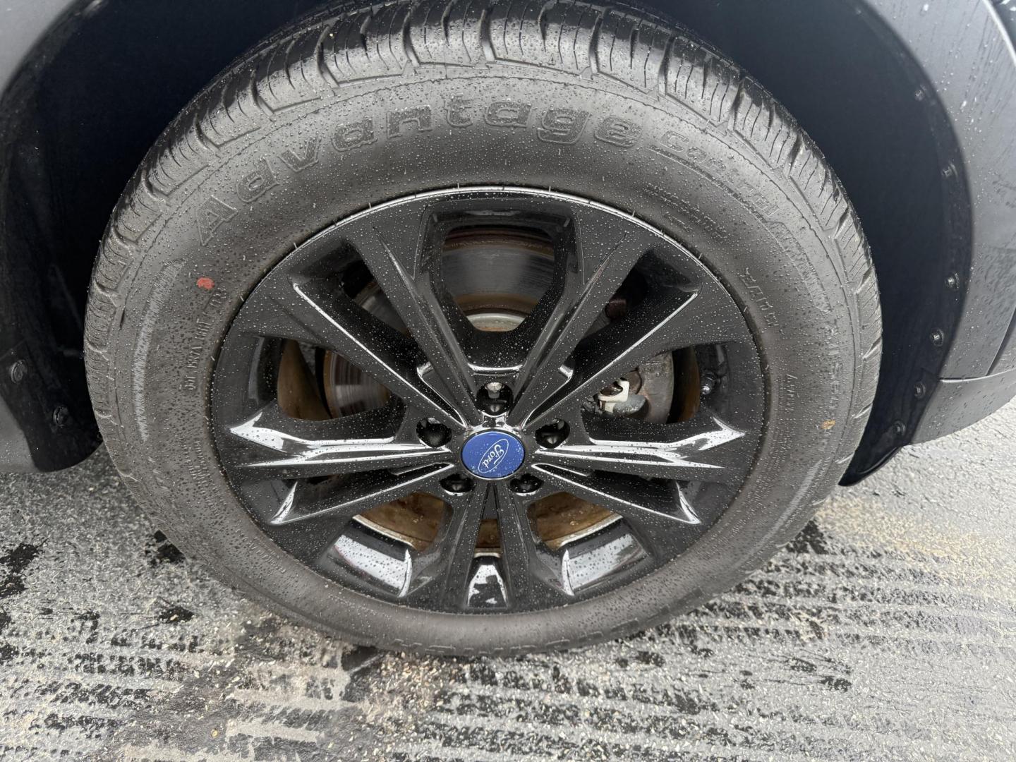 2017 Black /Gray Ford Escape SE 4WD (1FMCU9GDXHU) with an 1.5L I4 DOHC 16V Turbo engine, 6A transmission, located at 547 E. Main St., Orwell, OH, 44076, (440) 437-5893, 41.535435, -80.847855 - This 2017 Ford Escape SE 4WD with the 1.5L Turbocharged EcoBoost I4 engine combines efficiency and convenience, delivering approximately 28 MPG on the highway. It features a 6-speed automatic transmission, a power driver’s seat, and advanced safety with blind spot monitoring. The SUV is equipped w - Photo#4