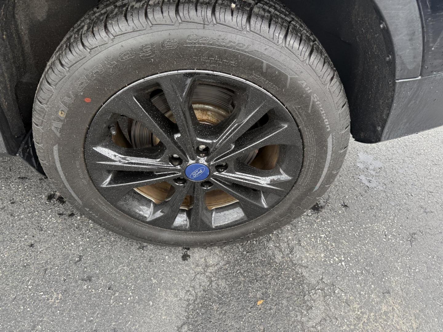 2017 Black /Gray Ford Escape SE 4WD (1FMCU9GDXHU) with an 1.5L I4 DOHC 16V Turbo engine, 6A transmission, located at 547 E. Main St., Orwell, OH, 44076, (440) 437-5893, 41.535435, -80.847855 - This 2017 Ford Escape SE 4WD with the 1.5L Turbocharged EcoBoost I4 engine combines efficiency and convenience, delivering approximately 28 MPG on the highway. It features a 6-speed automatic transmission, a power driver’s seat, and advanced safety with blind spot monitoring. The SUV is equipped w - Photo#6
