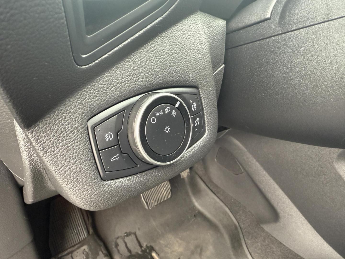 2017 Black /Gray Ford Escape SE 4WD (1FMCU9GDXHU) with an 1.5L I4 DOHC 16V Turbo engine, 6A transmission, located at 547 E. Main St., Orwell, OH, 44076, (440) 437-5893, 41.535435, -80.847855 - This 2017 Ford Escape SE 4WD with the 1.5L Turbocharged EcoBoost I4 engine combines efficiency and convenience, delivering approximately 28 MPG on the highway. It features a 6-speed automatic transmission, a power driver’s seat, and advanced safety with blind spot monitoring. The SUV is equipped w - Photo#10