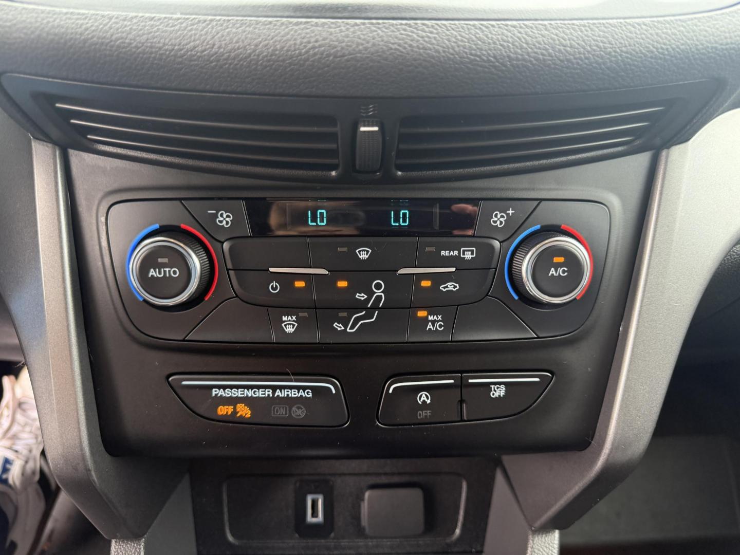 2017 Black /Gray Ford Escape SE 4WD (1FMCU9GDXHU) with an 1.5L I4 DOHC 16V Turbo engine, 6A transmission, located at 547 E. Main St., Orwell, OH, 44076, (440) 437-5893, 41.535435, -80.847855 - This 2017 Ford Escape SE 4WD with the 1.5L Turbocharged EcoBoost I4 engine combines efficiency and convenience, delivering approximately 28 MPG on the highway. It features a 6-speed automatic transmission, a power driver’s seat, and advanced safety with blind spot monitoring. The SUV is equipped w - Photo#17
