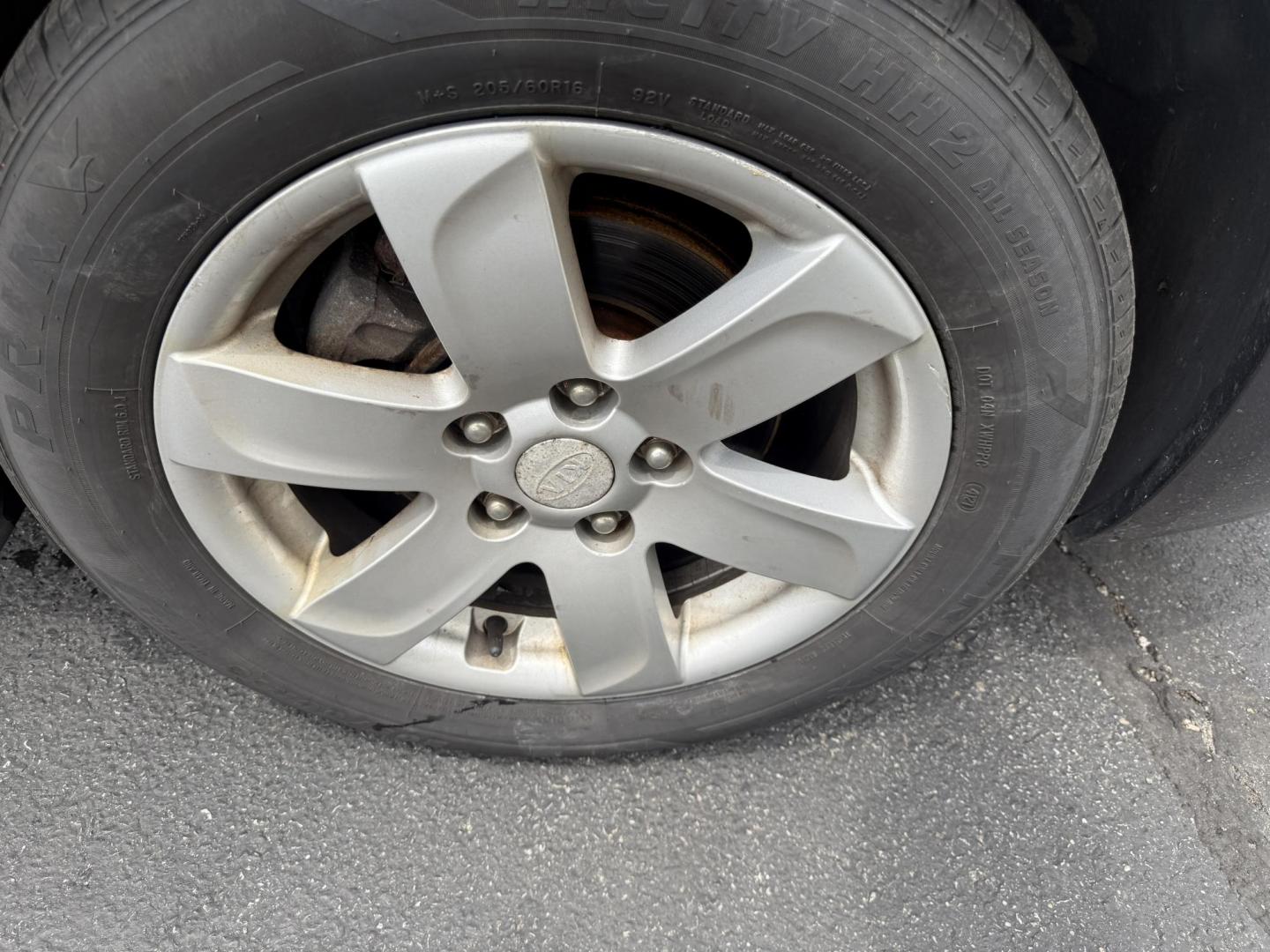 2008 Gray /Black Kia Rondo LX V6 (KNAFG526887) with an 2.7L V6 DOHC 24V engine, 5 Speed Automatic transmission, located at 547 E. Main St., Orwell, OH, 44076, (440) 437-5893, 41.535435, -80.847855 - This 2008 Kia Rondo LX 2.7 V6 with a 5-speed automatic transmission offers seating for seven, making it a practical choice for families or groups, and boasts a respectable 26 MPG highway fuel efficiency. Equipped with auxiliary audio input, it provides convenient connectivity for your devices. Its v - Photo#3