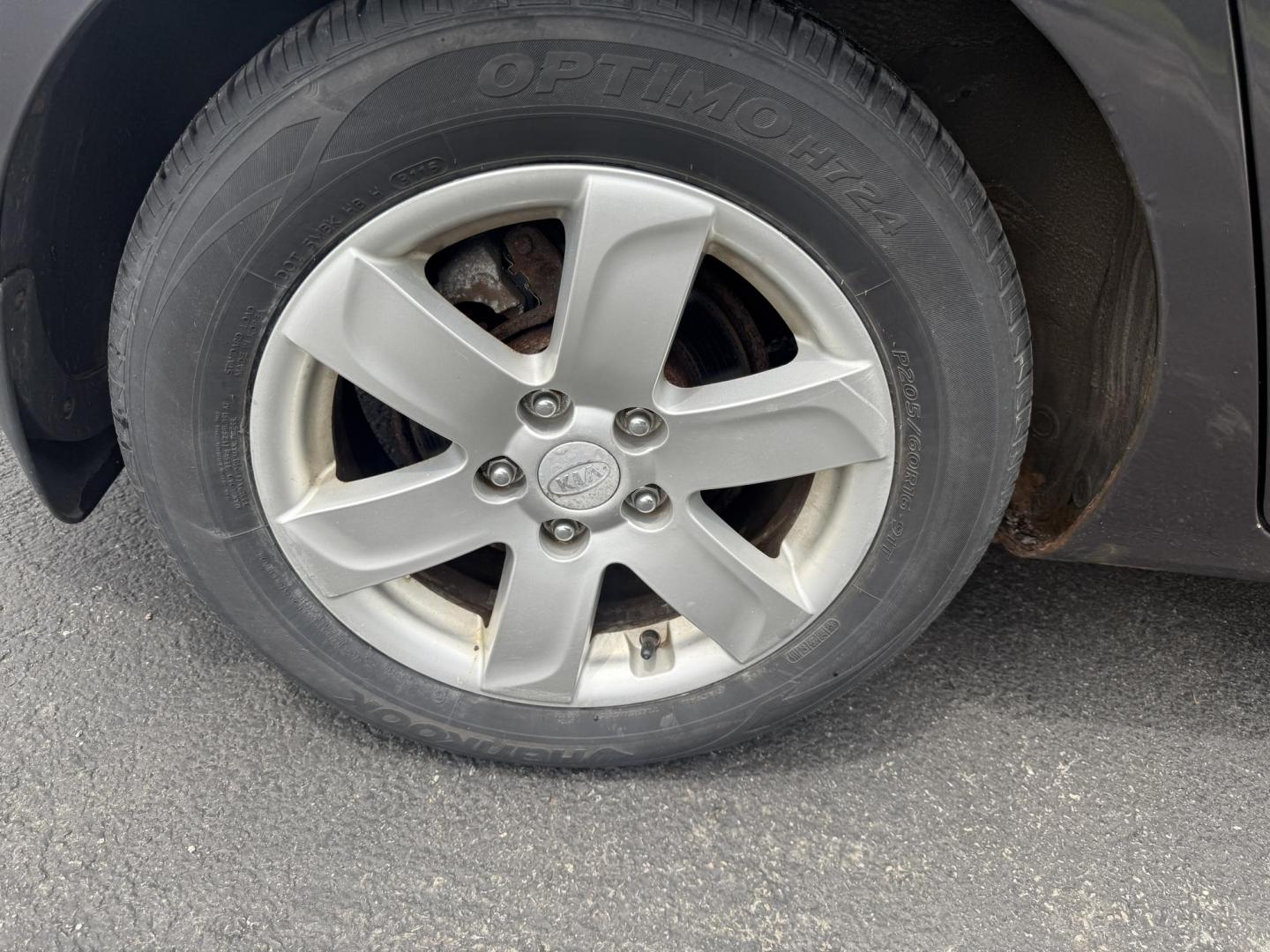 2008 Gray /Black Kia Rondo LX V6 (KNAFG526887) with an 2.7L V6 DOHC 24V engine, 5 Speed Automatic transmission, located at 547 E. Main St., Orwell, OH, 44076, (440) 437-5893, 41.535435, -80.847855 - This 2008 Kia Rondo LX 2.7 V6 with a 5-speed automatic transmission offers seating for seven, making it a practical choice for families or groups, and boasts a respectable 26 MPG highway fuel efficiency. Equipped with auxiliary audio input, it provides convenient connectivity for your devices. Its v - Photo#4