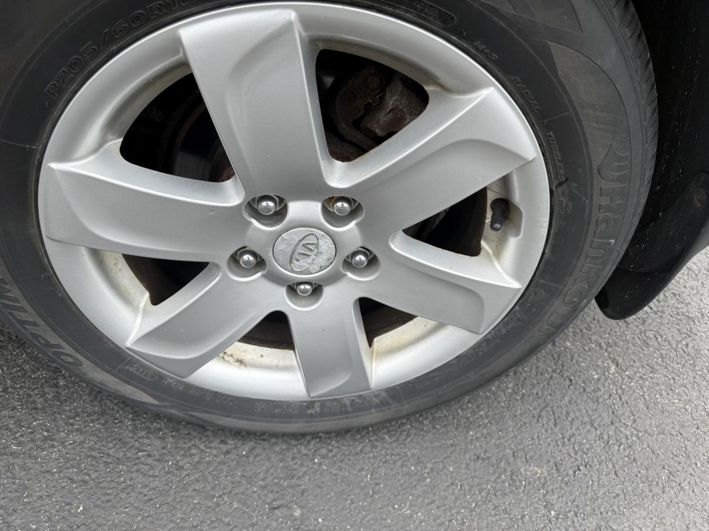 2008 Gray /Black Kia Rondo LX V6 (KNAFG526887) with an 2.7L V6 DOHC 24V engine, 5 Speed Automatic transmission, located at 547 E. Main St., Orwell, OH, 44076, (440) 437-5893, 41.535435, -80.847855 - This 2008 Kia Rondo LX 2.7 V6 with a 5-speed automatic transmission offers seating for seven, making it a practical choice for families or groups, and boasts a respectable 26 MPG highway fuel efficiency. Equipped with auxiliary audio input, it provides convenient connectivity for your devices. Its v - Photo#5