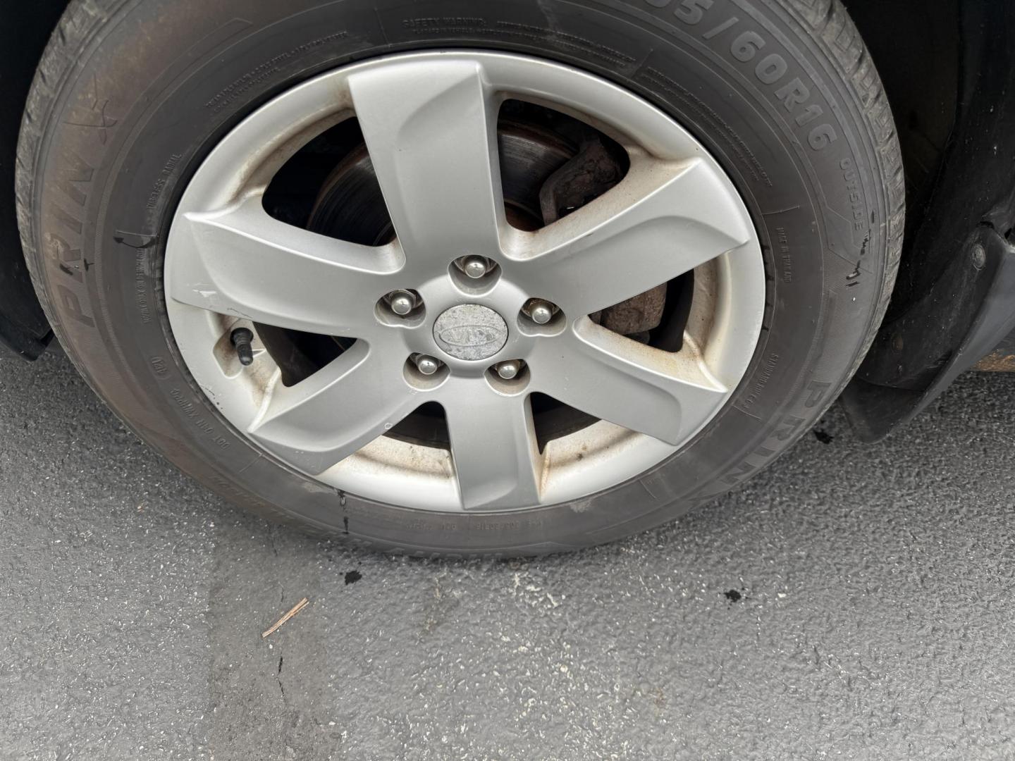 2008 Gray /Black Kia Rondo LX V6 (KNAFG526887) with an 2.7L V6 DOHC 24V engine, 5 Speed Automatic transmission, located at 547 E. Main St., Orwell, OH, 44076, (440) 437-5893, 41.535435, -80.847855 - This 2008 Kia Rondo LX 2.7 V6 with a 5-speed automatic transmission offers seating for seven, making it a practical choice for families or groups, and boasts a respectable 26 MPG highway fuel efficiency. Equipped with auxiliary audio input, it provides convenient connectivity for your devices. Its v - Photo#6